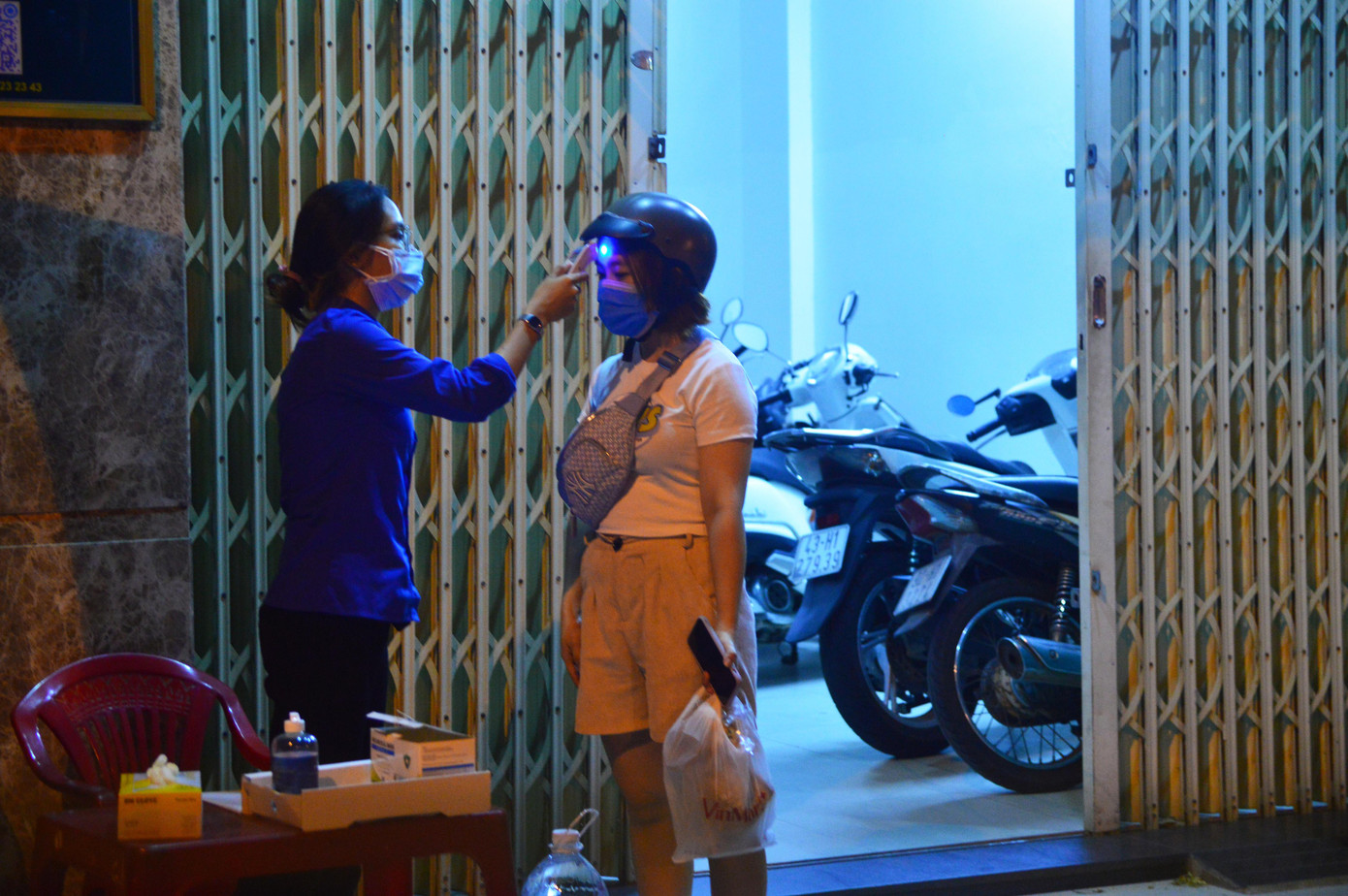 &quot;Nhiệm vụ của chúng em là ghi chép thông tin cá nhân, thời gian người dân ra, vào khu vực cách ly y tế, điểm đến của họ khi rời khỏi khu vực, kiểm ra thân nhiệt lúc đi và về&quot;, Trần Thanh Ngọc Trinh (SN 2004, học sinh trường THPT Ngũ Hành Sơn) cho biết.