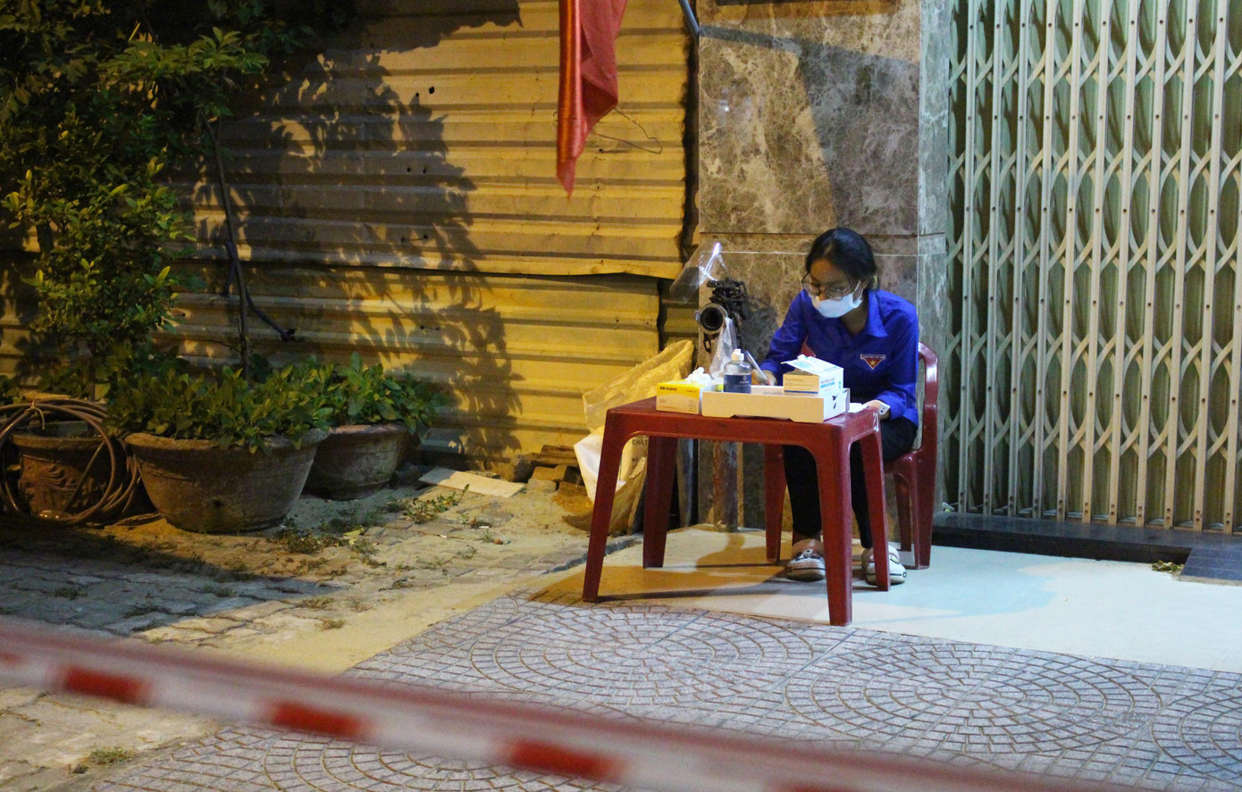 Tại chốt trực ở đường An Dương Vương (quận Ngũ Hành Sơn), các bạn tình nguyện viên phân chia nhau theo từng khu vực để kiểm soát. Vì là chốt phong tỏa &quot;mềm&quot; nên các hộ ở đây vẫn có thể ra vào.