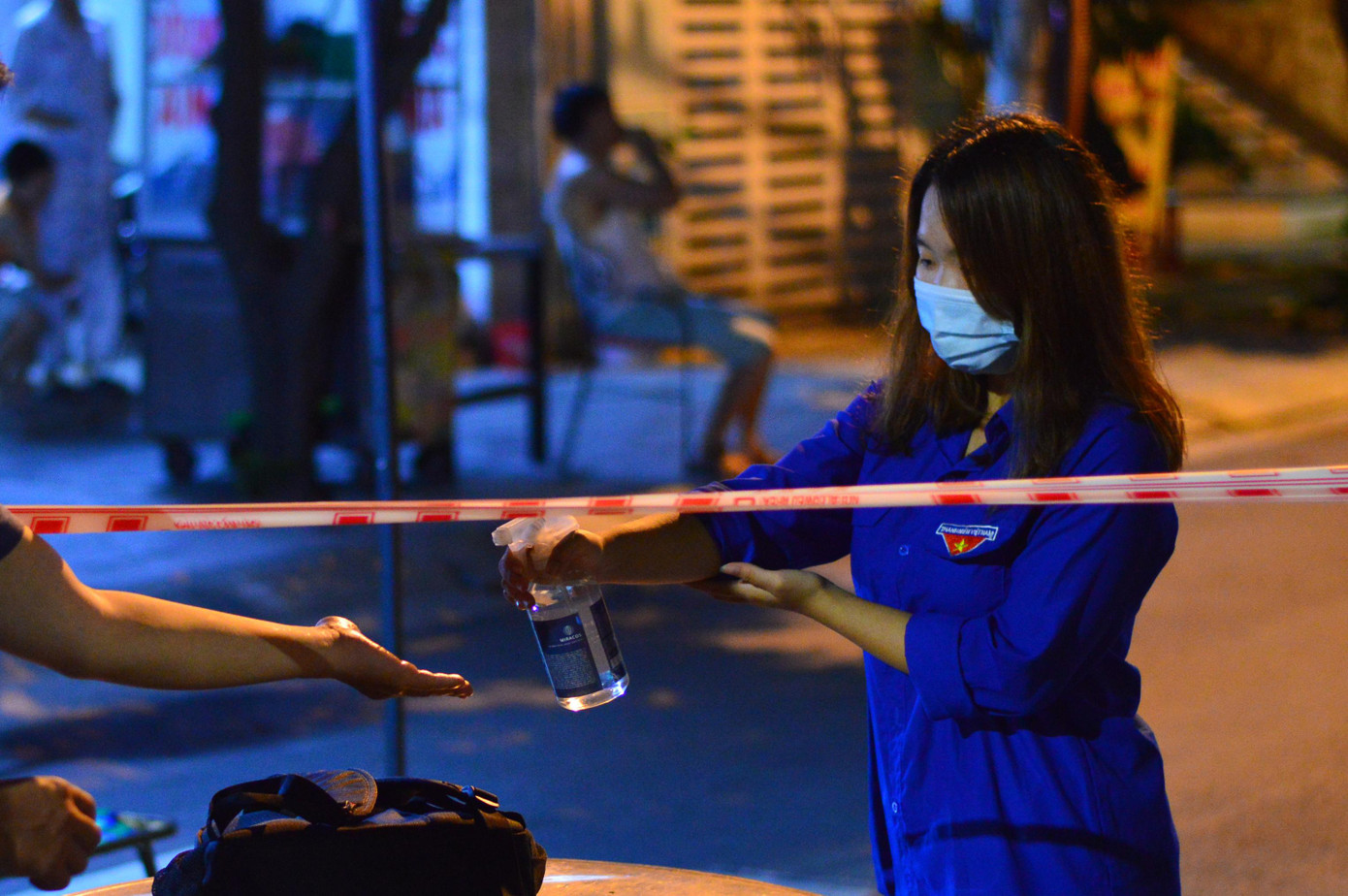 Nhiệm vụ của các tình nguyện viên ở chốt là kiểm tra thân nhiệt vào mỗi sáng cho toàn bộ cư dân trong khu vực phong tỏa, hỗ trợ sát khuẩn và vận chuyển các vật dụng của người nhà gửi đến các hộ. Đôi khi, các bạn tình nguyện viên còn trở thành những shipper đi chợ để mua sắm thực phẩm, nhu yếu phẩm cần thiết giúp các hộ dân trong khu vực này.