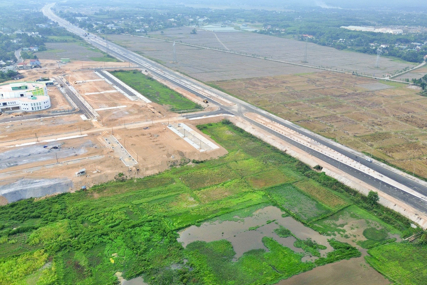 Khu trung tâm đô thị của phân khu là khu vực hai bên tuyến đường đường Hoàng Văn Thái với tổng diện tích khoảng 532ha với 4 khu đơn vị ở và khu phi thuế quan.