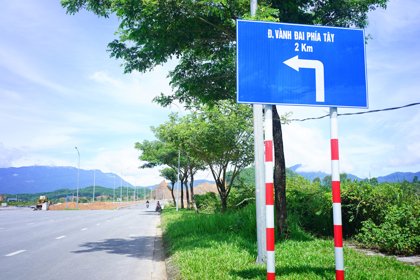 Phía Bắc phân khu giáp đường ĐT602, phía Tây giáp đường vành đai phía Tây, phía Đông giáp đường tránh Nam Hải Vân (cao tốc La Sơn – Túy Loan) và phía Nam giáp sông Túy Loan và đường quy hoạch mới.