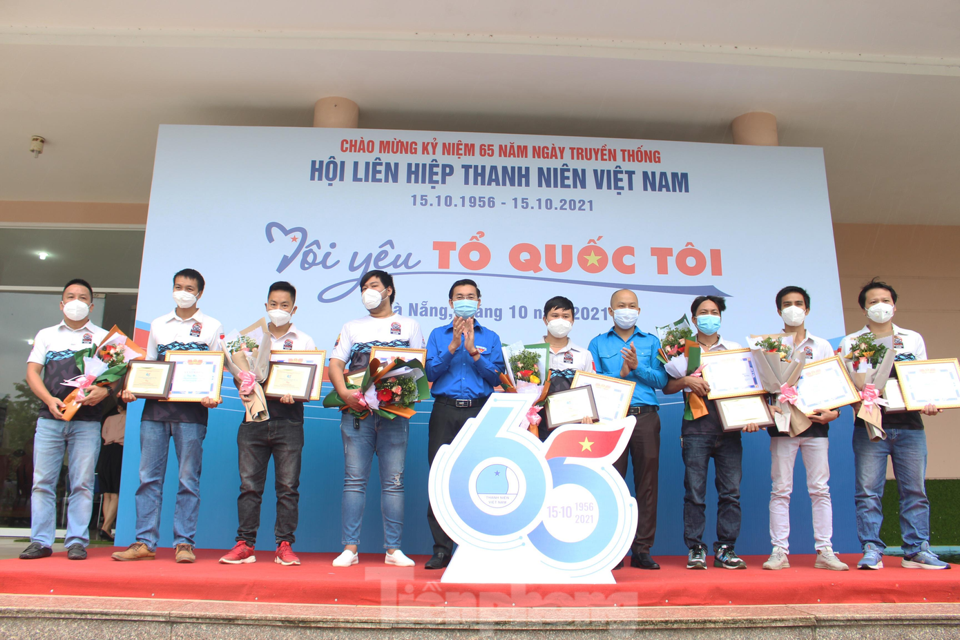 Các thành viên trong CLB xe bán tải TP Đà Nẵng được trao tặng giải thưởng Thanh niên sống đẹp vì những nỗ lực không biết mệt mỏi để hỗ trợ vận chuyển, nhu yếu phẩm cho người dân trong dịch bệnh và thiên tai. - Ảnh: Giang Thanh Các thành viên trong CLB xe bán tải TP Đà Nẵng được trao tặng giải thưởng Thanh niên sống đẹp vì những nỗ lực không biết mệt mỏi để hỗ trợ vận chuyển, nhu yếu phẩm cho người dân trong dịch bệnh và thiên tai. - Ảnh: Giang Thanh