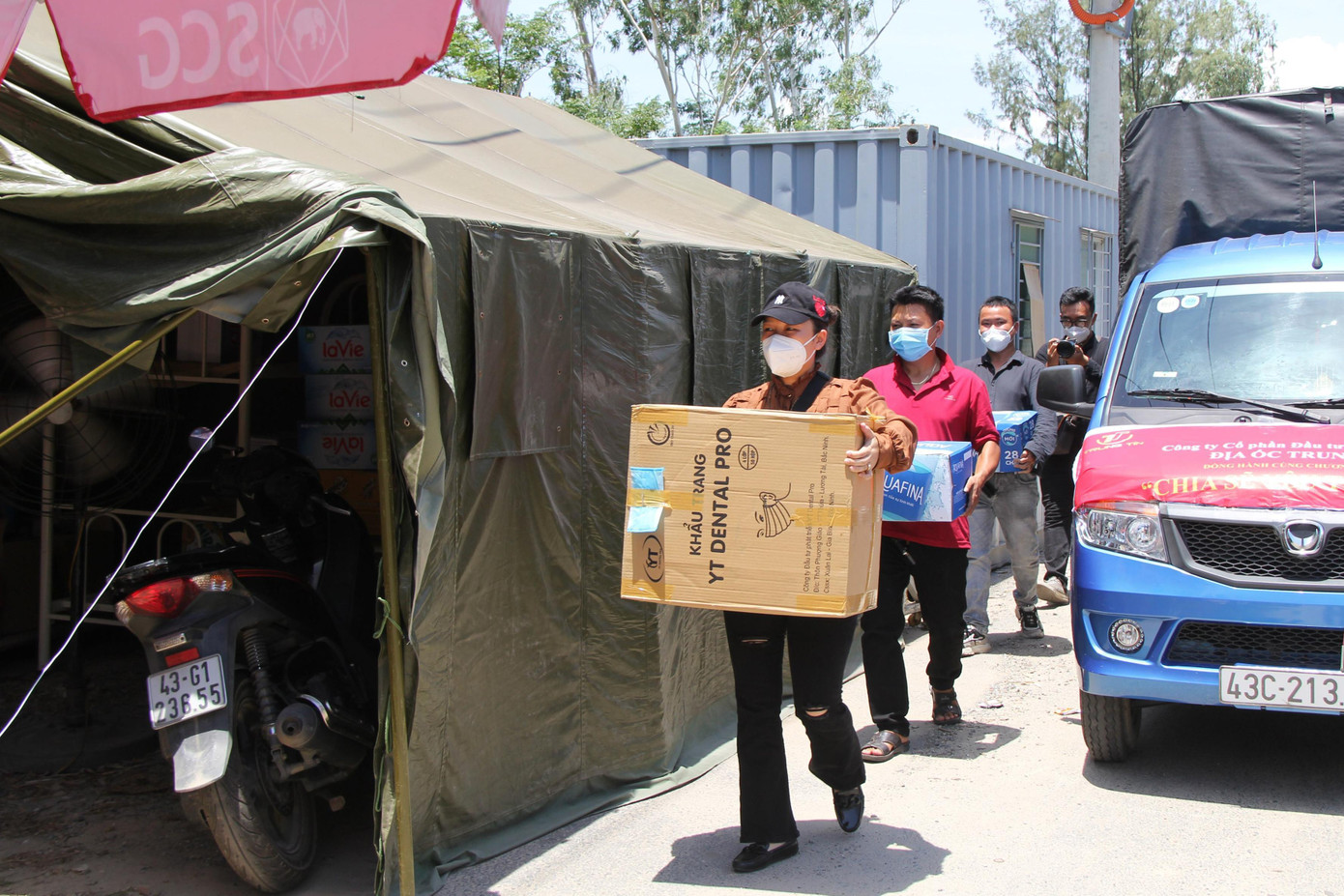 Những thùng mì tôm, nước lọc quyên góp được trong chương trình được Thảo cùng các nhân viên mang đến tặng chốt kiểm soát, khu phong tỏa Những thùng mì tôm, nước lọc quyên góp được trong chương trình được Thảo cùng các nhân viên mang đến tặng chốt kiểm soát, khu phong tỏa