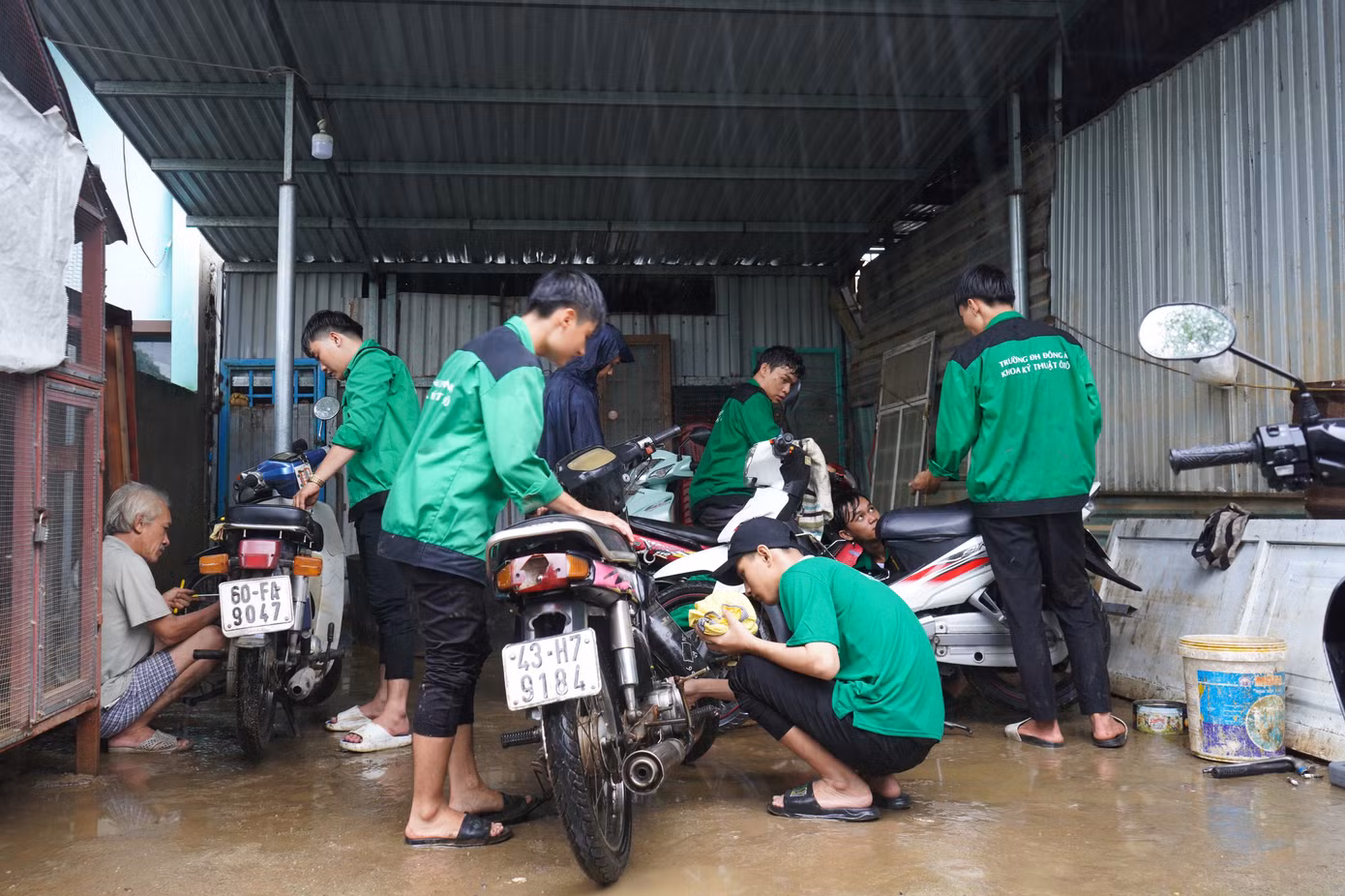 Sáng 16/10, mưa nặng hạt lại tiếp tục đổ xuống. Từ sáng sớm, khu vực kiệt 163 đường Mẹ Suốt (phường Hòa Khánh Nam, quận Liên Chiểu) đã tấp nập những bóng áo xanh. Hôm nay, Quận Đoàn Liên Chiểu phối hợp với Đội SOS của Đoàn trường ĐH Đông Á hỗ trợ sửa xe miễn phí cho bà con ở "rốn ngập" Mẹ Suốt.