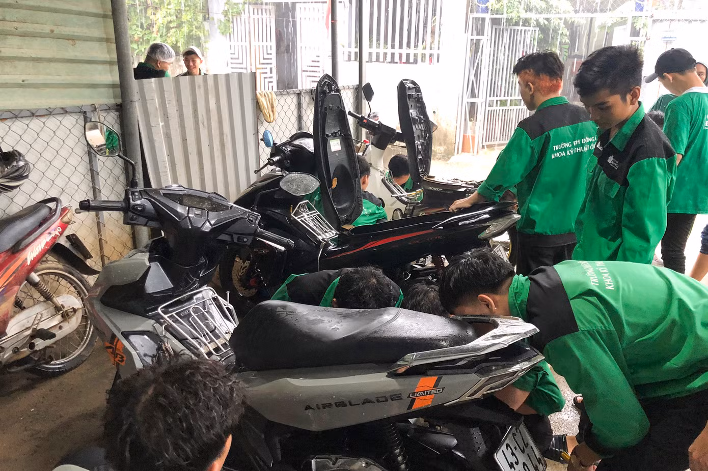 "Nhận thấy bà con có nhu cầu sửa chữa xe máy rất lớn, chúng tôi đã kết hợp với Đội SOS của Đoàn trường ĐH Đông Á để chung tay hỗ trợ người dân. Đợt hỗ trợ này sẽ kéo dài từ nay cho đến khi đợt mưa lớn này kết thúc", anh Bình nói.
