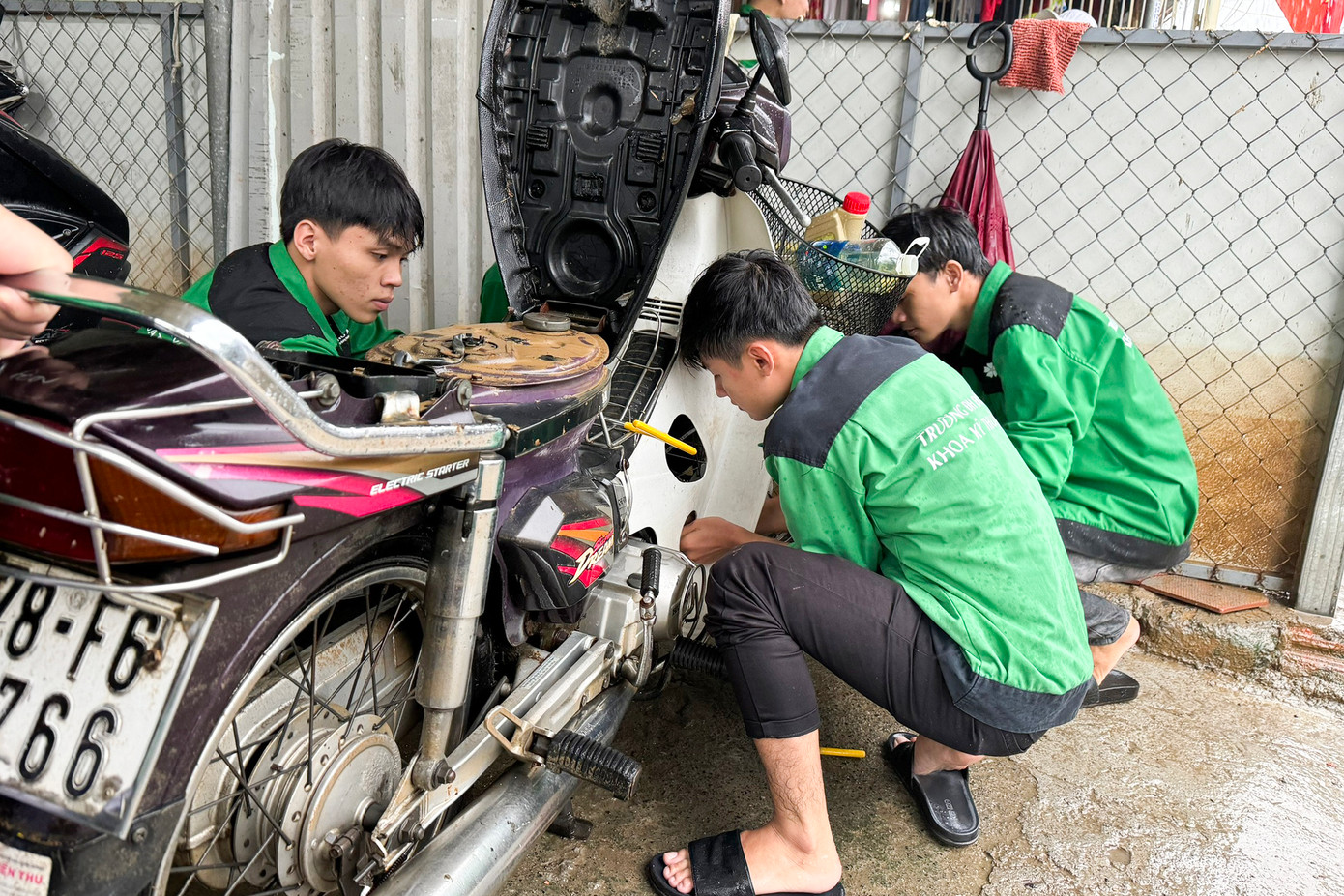 Đa phần các xe bị ngâm trong nước nhiều ngày nên chết máy, nước tràn vào bình xăng, bình nhớt, bugi. Nhiều xe "khoác" lớp bùn đỏ au, các tình nguyện viên phải xịt rửa sơ qua mới tiến hành kiểm tra, sửa chữa.