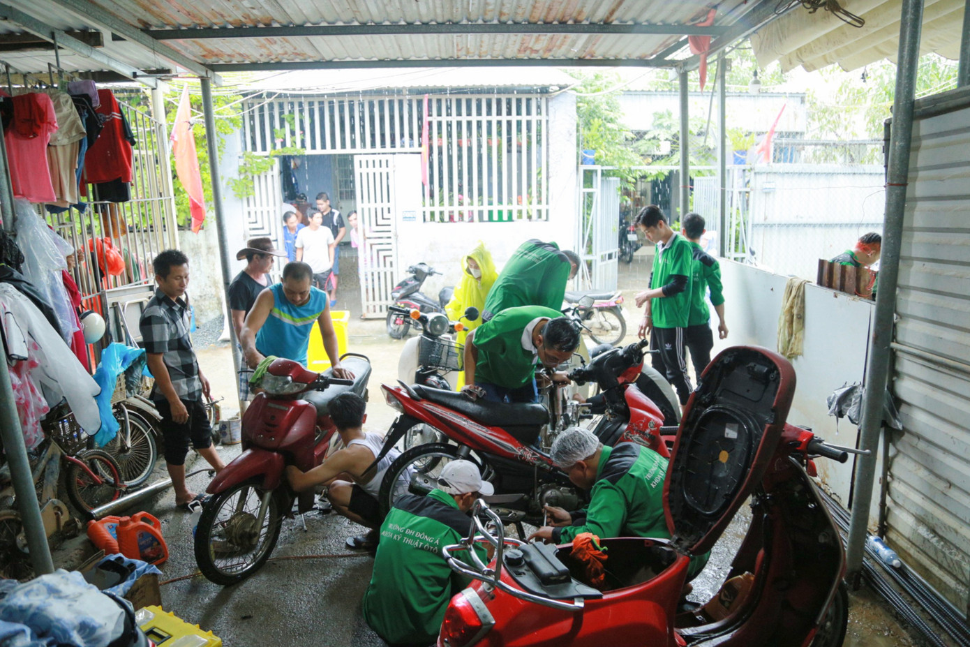 Các thành viên được chia thành 2 nhóm để luân phiên trực sửa chữa xuyên suốt trong ngày. Bên cạnh đó, sau hôm nay, Đội cũng sẽ tách một nhóm để hỗ trợ sửa chữa xe máy miễn phí cho sinh viên khó khăn tại khuôn viên trường.