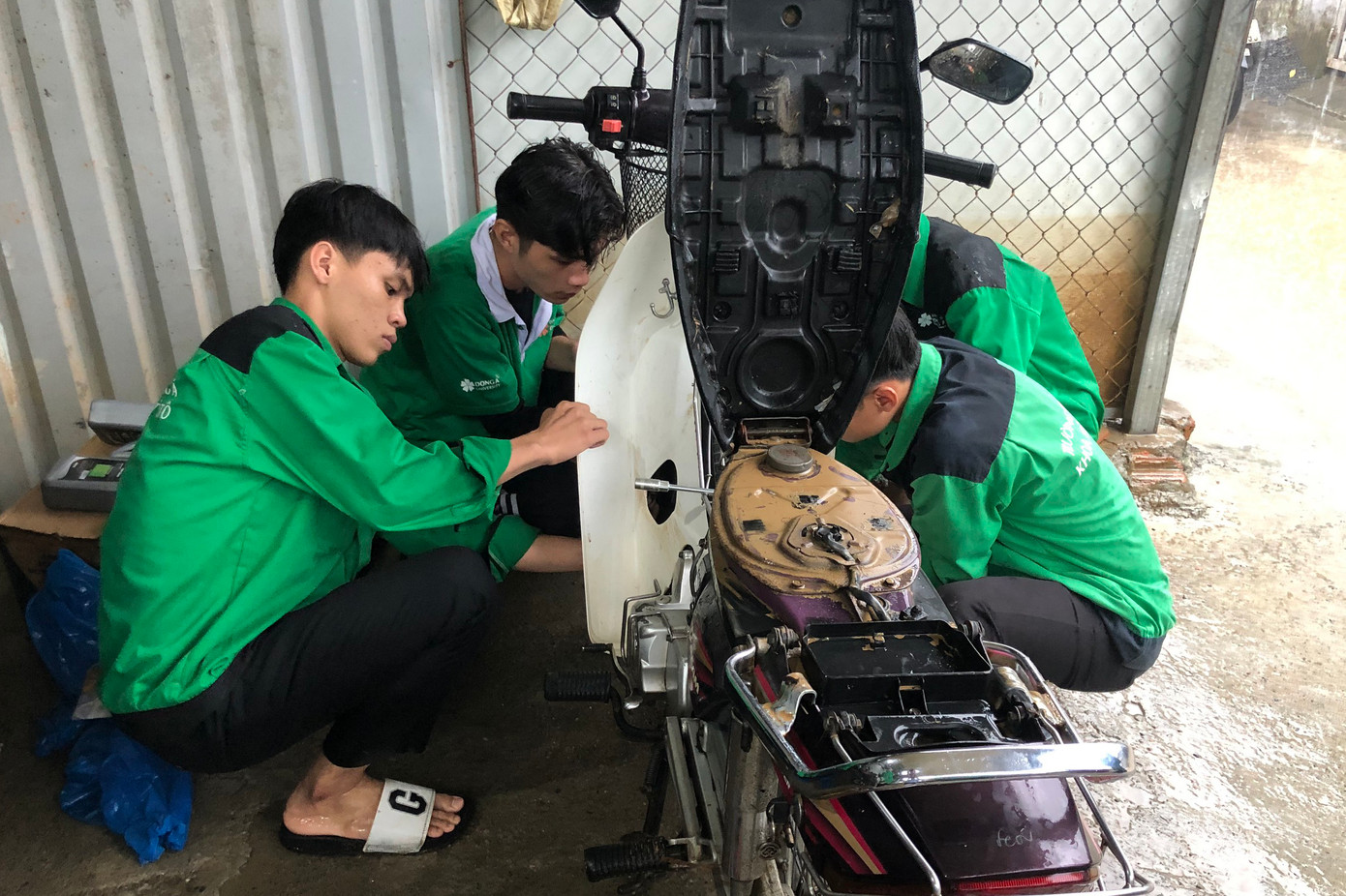 Anh Huỳnh Thành Bình - Bí thư Quận Đoàn Liên Chiểu cho biết, địa bàn có nhiều khu vực ngập sâu nên nhà cửa, đồ đạc của người dân ngâm nước nhiều ngày, gây ảnh hưởng nặng nề.