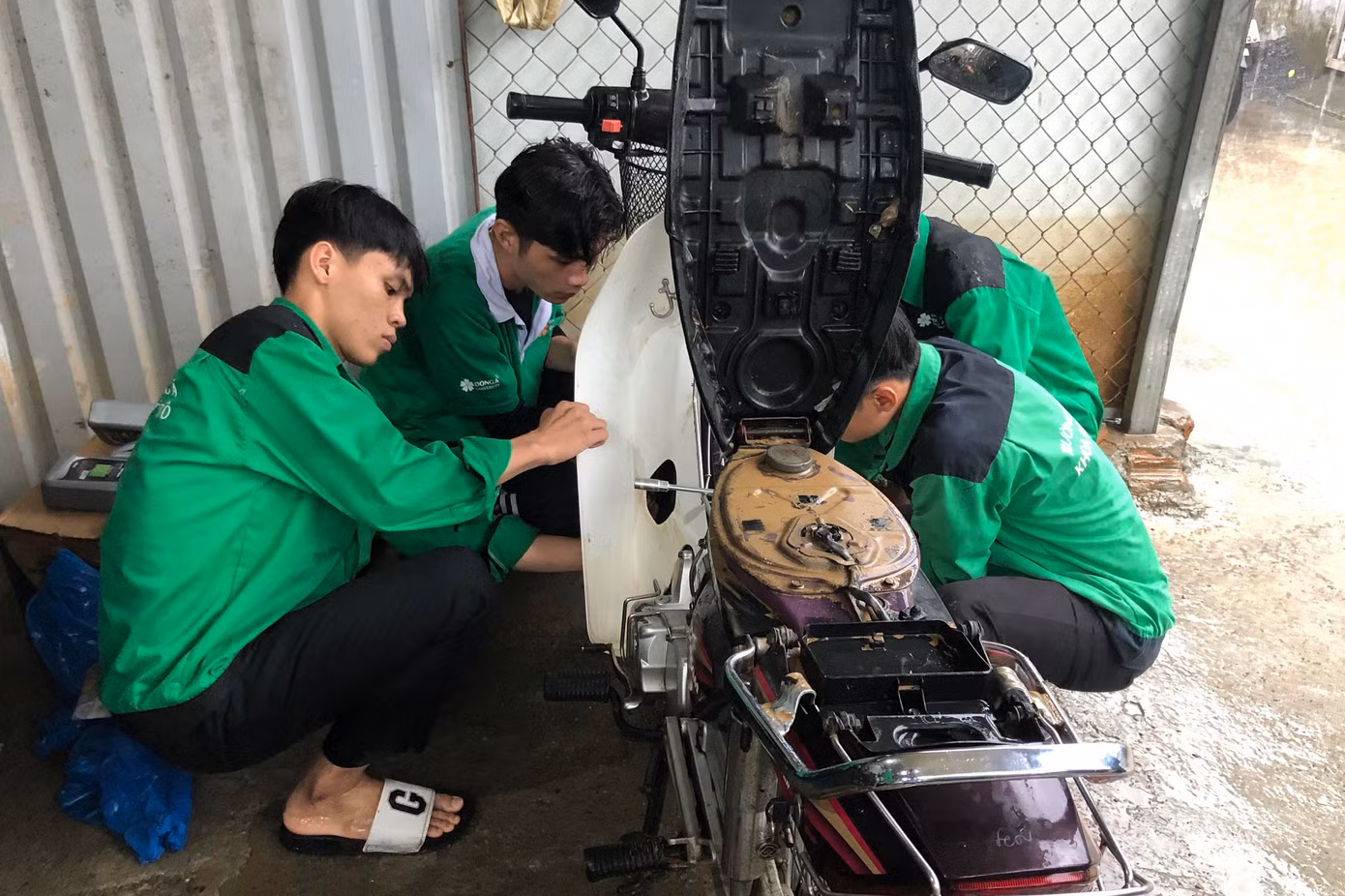 Anh Huỳnh Thành Bình - Bí thư Quận Đoàn Liên Chiểu cho biết, địa bàn có nhiều khu vực ngập sâu nên nhà cửa, đồ đạc của người dân ngâm nước nhiều ngày, gây ảnh hưởng nặng nề.