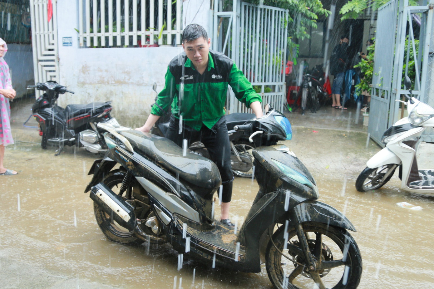 Biết thông tin về điểm sửa xe miễn phí, nhiều người dân sống dọc đường Mẹ Suốt đội mưa, dắt xe đến nhờ hỗ trợ. Những chiếc xe đã hơn 3 ngày dầm trong nước khiến bà con hết sức lo lắng.