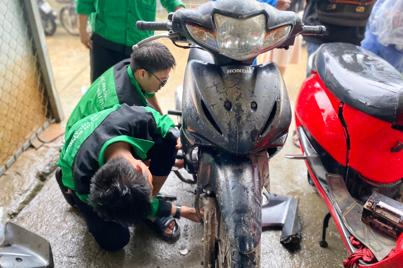 Nhà có đến 4 chiếc xe đều bị ngập trong nước nên khi nghe tin có tình nguyện viên hỗ trợ sửa xe, ông Nguyễn Quang Minh (tổ 37 phường Hòa Khánh Nam) lập tức đội mưa dắt xe đến điểm hỗ trợ. Ông xúc động: "Ngập lụt đồ đạc trong nhà bị ướt, hư hỏng cả. Được các cháu sinh viên hỗ trợ sửa chữa như thế này, tui rất mừng vì đỡ được một phần chi phí”.