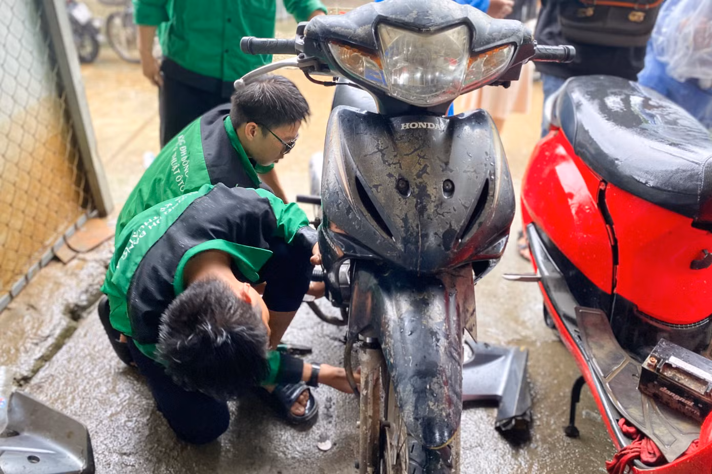 Nhà có đến 4 chiếc xe đều bị ngập trong nước nên khi nghe tin có tình nguyện viên hỗ trợ sửa xe, ông Nguyễn Quang Minh (tổ 37 phường Hòa Khánh Nam) lập tức đội mưa dắt xe đến điểm hỗ trợ. Ông xúc động: "Ngập lụt đồ đạc trong nhà bị ướt, hư hỏng cả. Được các cháu sinh viên hỗ trợ sửa chữa như thế này, tui rất mừng vì đỡ được một phần chi phí”.
