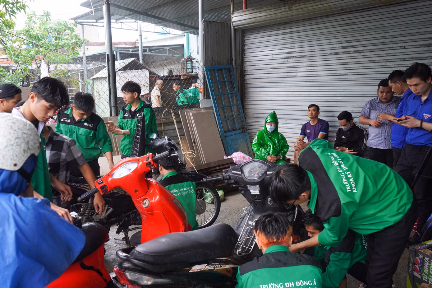 Theo anh Lê Đình Lượng - Phó Bí thư Đoàn trường ĐH Đông Á, Đội SOS đã huy động tổng lực với 24 thành viên là sinh viên thuộc khối ngành kĩ thuật như: công nghệ kỹ thuật ô tô, điện - tự động hóa... để hỗ trợ người dân sửa chữa xe máy.