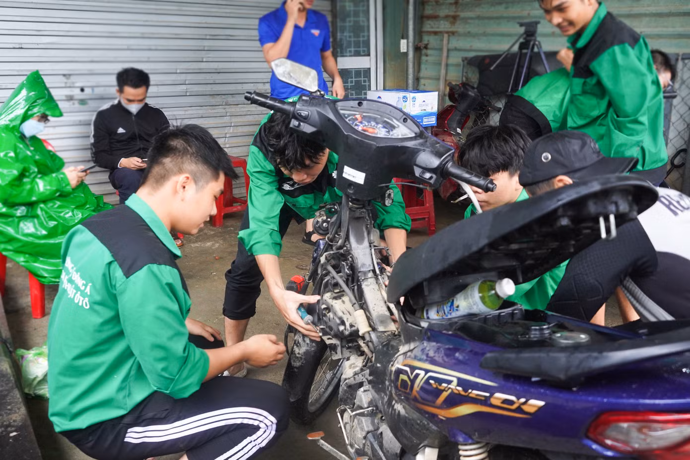 "Đây đều là các bạn sinh viên có chuyên môn, được đào tạo bài bản và đã có kinh nghiệm hỗ trợ người dân sửa chữa xe máy trong trận ngập lịch sử tháng 10/2022 cũng như bà con từ phía Nam về quê trong đợt dịch COVID - 19", anh Lượng nói.