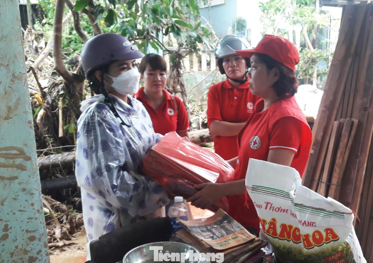 Trước đó, ngay sau ngập lụt, Hội Chữ thập đỏ TP Đà Nẵng đã trao các túi hàng cứu trợ khẩn cấp đến với người dân ở những khu vực chịu ảnh hưởng nặng nề. Trước đó, ngay sau ngập lụt, Hội Chữ thập đỏ TP Đà Nẵng đã trao các túi hàng cứu trợ khẩn cấp đến với người dân ở những khu vực chịu ảnh hưởng nặng nề.