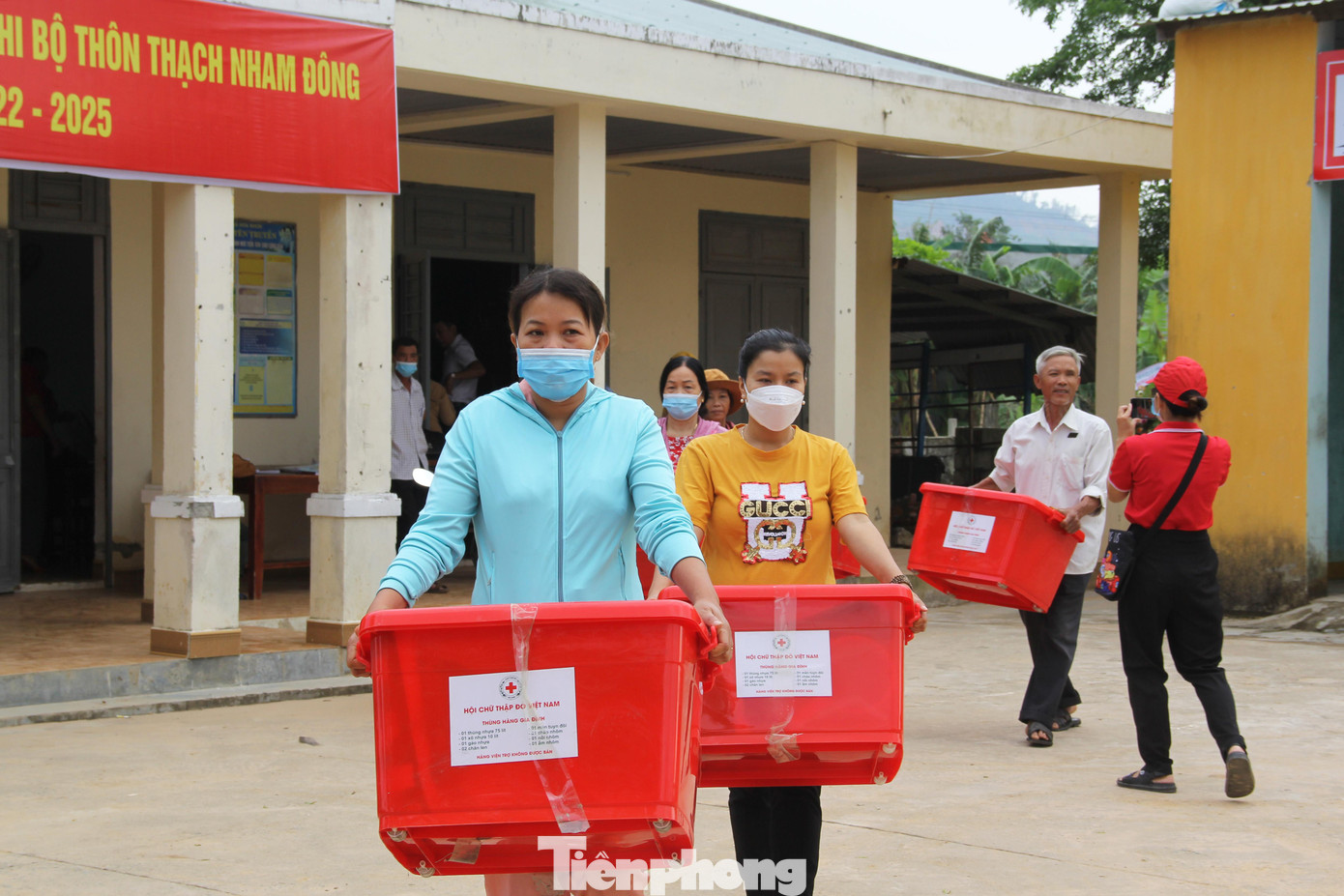 Các thùng hàng gia đình gồm các vật dụng thiết yếu như: chảo, thuốc men, quần áo, nhu yếu phẩm, gạo... được hỗ trợ cho các hộ gia đình bị cuốn trôi đồ đạc, vật dụng sau ngập lụt. Ảnh: Giang Thanh Các thùng hàng gia đình gồm các vật dụng thiết yếu như: chảo, thuốc men, quần áo, nhu yếu phẩm, gạo... được hỗ trợ cho các hộ gia đình bị cuốn trôi đồ đạc, vật dụng sau ngập lụt. Ảnh: Giang Thanh