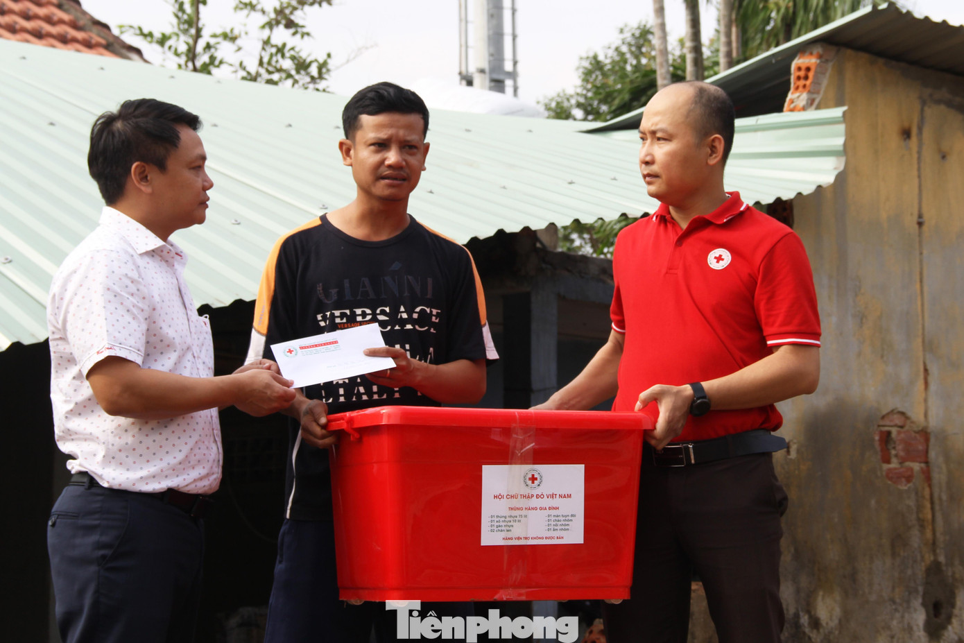 Các hộ gia đình bị sập nhà do vỡ hồ Hố Dư ở thôn Thạch Nham Đông (xã Hòa Nhơn, huyện Hòa Vang) được hỗ trợ thùng hàng gia đình và tiền mặt để khắc phục hậu quả. Ảnh: Giang Thanh Các hộ gia đình bị sập nhà do vỡ hồ Hố Dư ở thôn Thạch Nham Đông (xã Hòa Nhơn, huyện Hòa Vang) được hỗ trợ thùng hàng gia đình và tiền mặt để khắc phục hậu quả. Ảnh: Giang Thanh