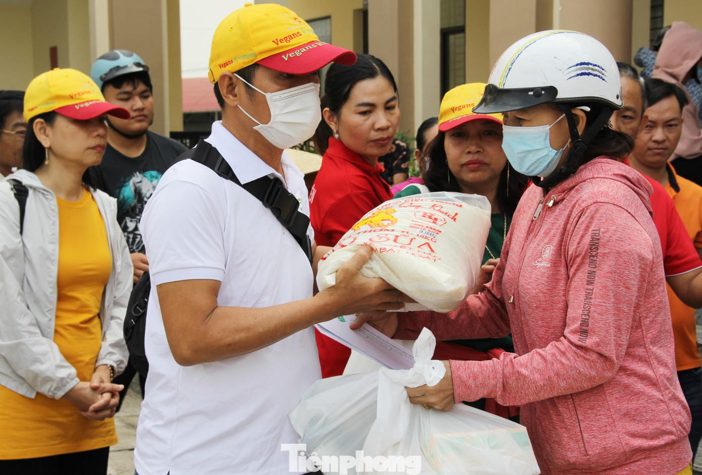 Các thùng hàng gia đình gồm các vật dụng thiết yếu như: chảo, thuốc men, quần áo, nhu yếu phẩm, gạo... được hỗ trợ cho các hộ gia đình bị cuốn trôi đồ đạc, vật dụng sau ngập lụt. Ảnh: Giang Thanh Các thùng hàng gia đình gồm các vật dụng thiết yếu như: chảo, thuốc men, quần áo, nhu yếu phẩm, gạo... được hỗ trợ cho các hộ gia đình bị cuốn trôi đồ đạc, vật dụng sau ngập lụt. Ảnh: Giang Thanh