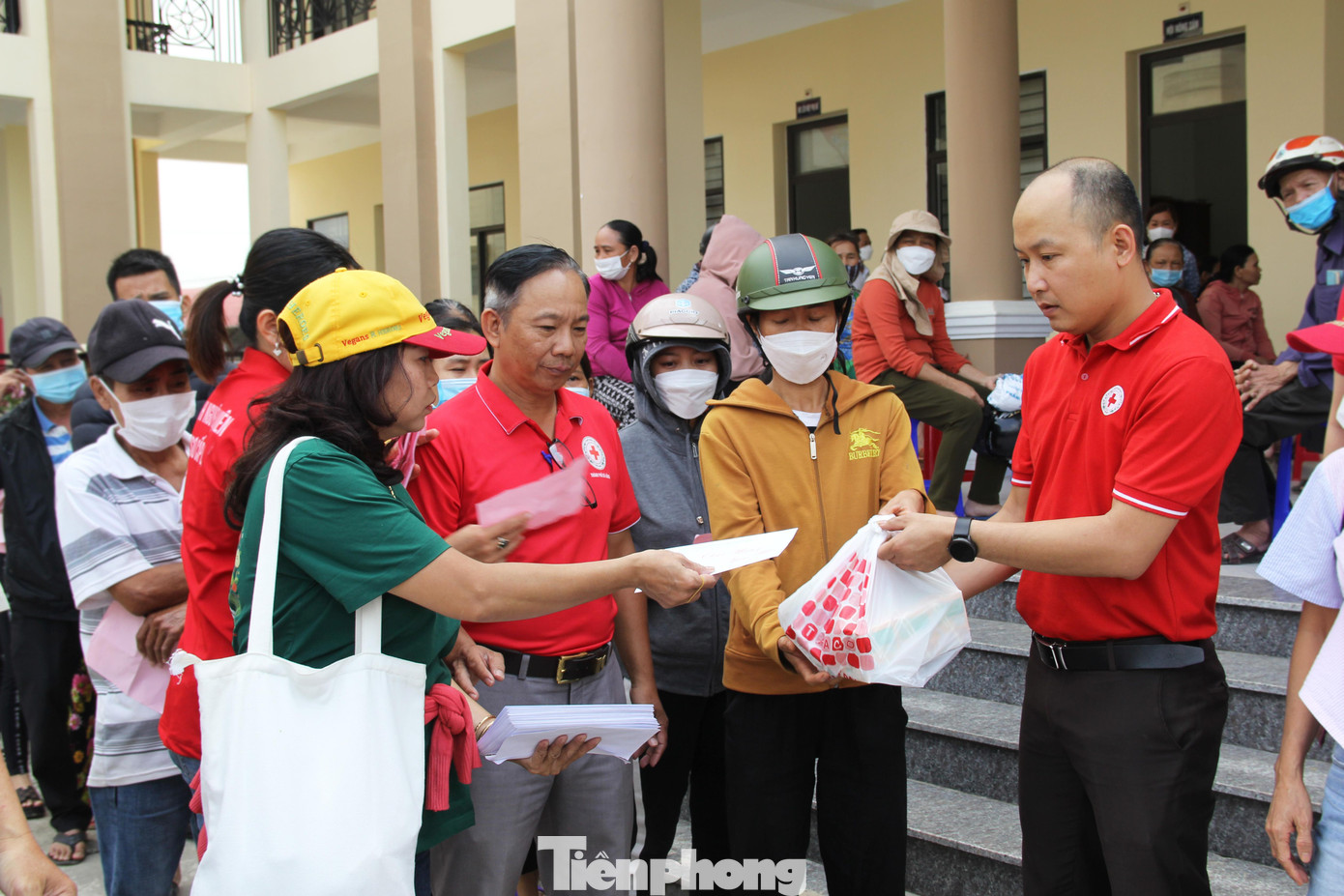 Các thùng hàng gia đình gồm các vật dụng thiết yếu như: chảo, thuốc men, quần áo, nhu yếu phẩm, gạo... được hỗ trợ cho các hộ gia đình bị cuốn trôi đồ đạc, vật dụng sau ngập lụt. Ảnh: Giang Thanh Các thùng hàng gia đình gồm các vật dụng thiết yếu như: chảo, thuốc men, quần áo, nhu yếu phẩm, gạo... được hỗ trợ cho các hộ gia đình bị cuốn trôi đồ đạc, vật dụng sau ngập lụt. Ảnh: Giang Thanh