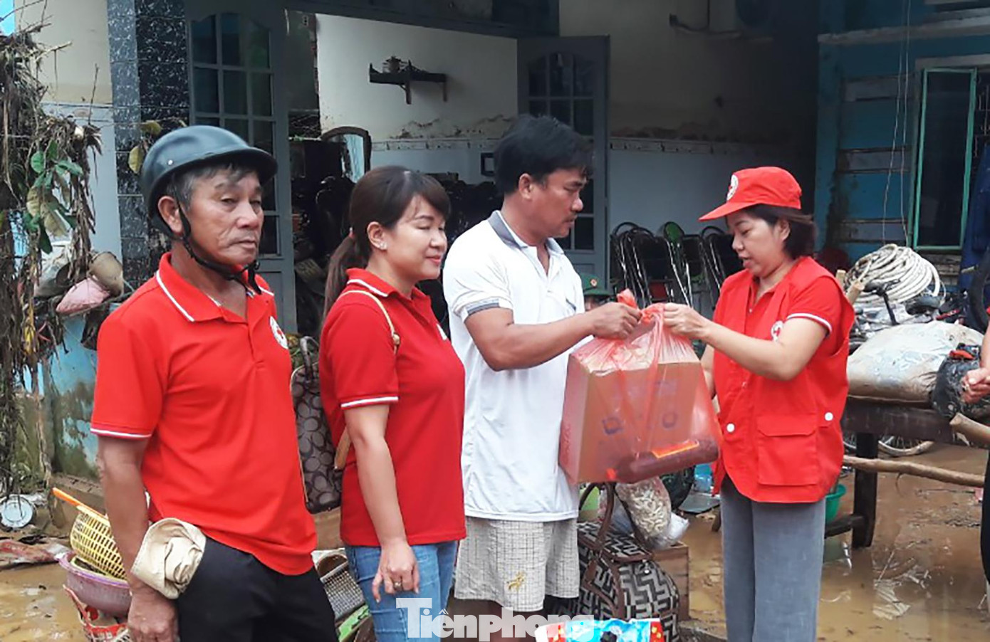 Trước đó, ngay sau ngập lụt, Hội Chữ thập đỏ TP Đà Nẵng đã trao các túi hàng cứu trợ khẩn cấp đến với người dân ở những khu vực chịu ảnh hưởng nặng nề. Trước đó, ngay sau ngập lụt, Hội Chữ thập đỏ TP Đà Nẵng đã trao các túi hàng cứu trợ khẩn cấp đến với người dân ở những khu vực chịu ảnh hưởng nặng nề.