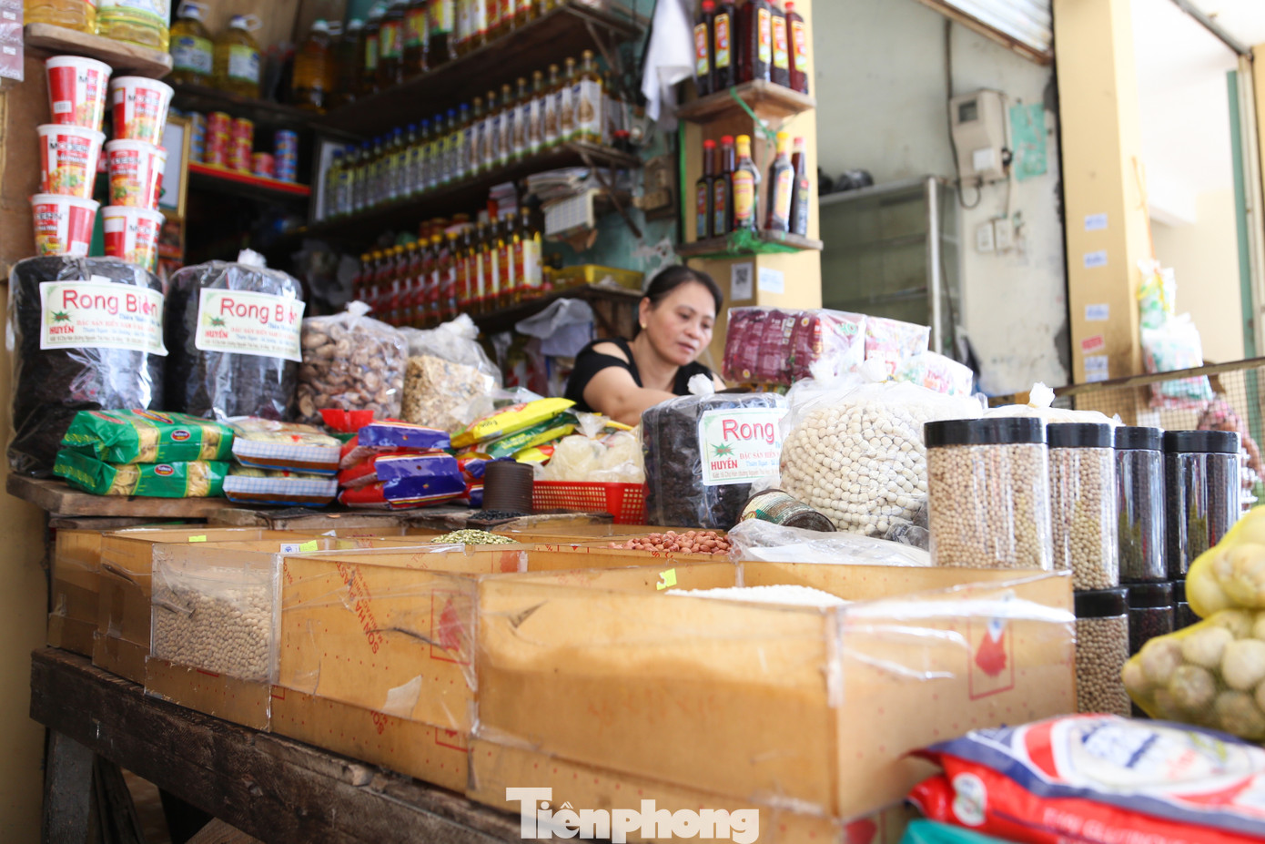 Các hộc, tủ, lọ thủy tinh... đựng hàng hóa được tiểu thương sử dụng để thay thế các loại bao bì ni lông