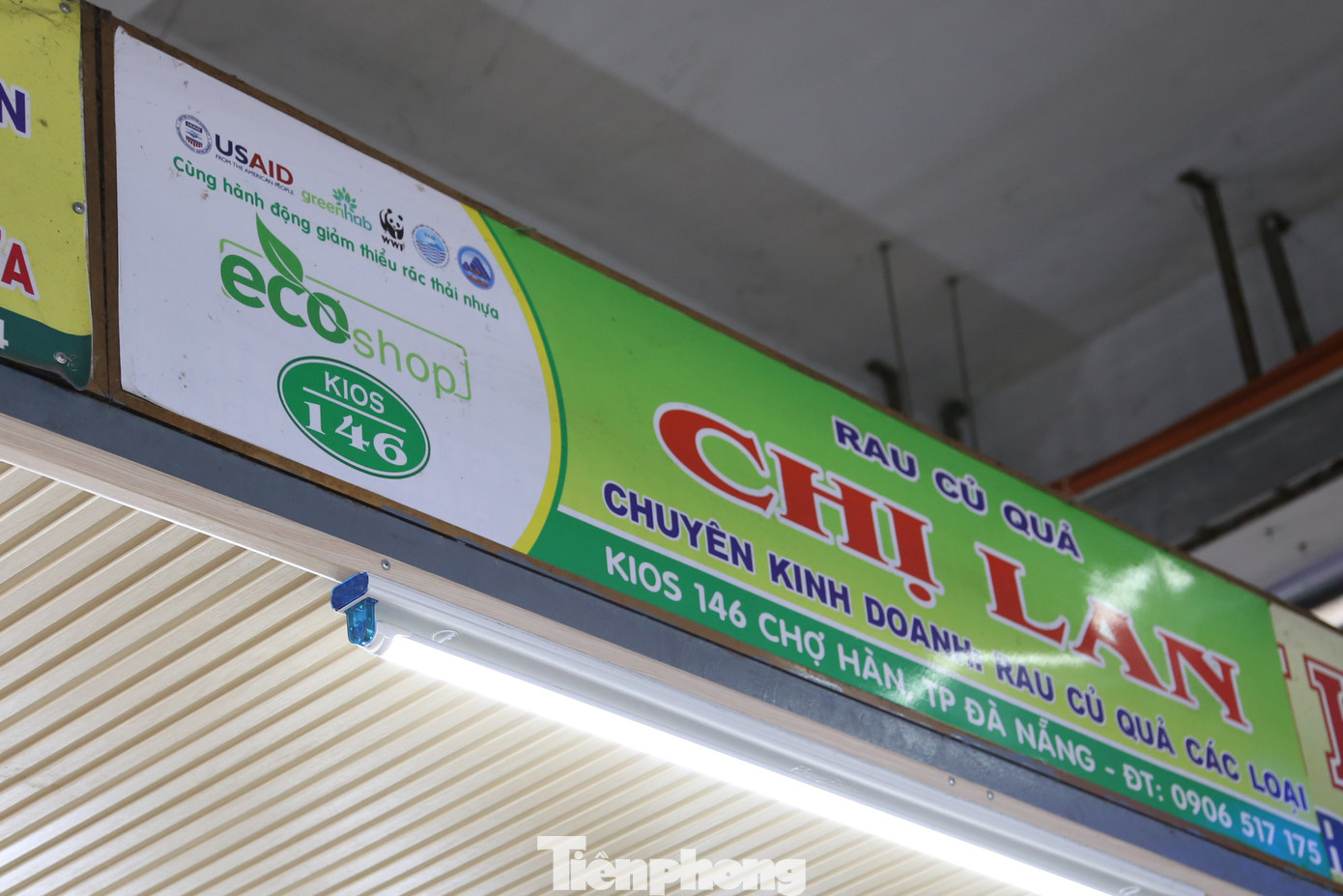 Tiểu thương chợ Hàn dần thay đổi thói quen sử dụng túi ni lông trong quá trình buôn bán. Ảnh: Giang Thanh