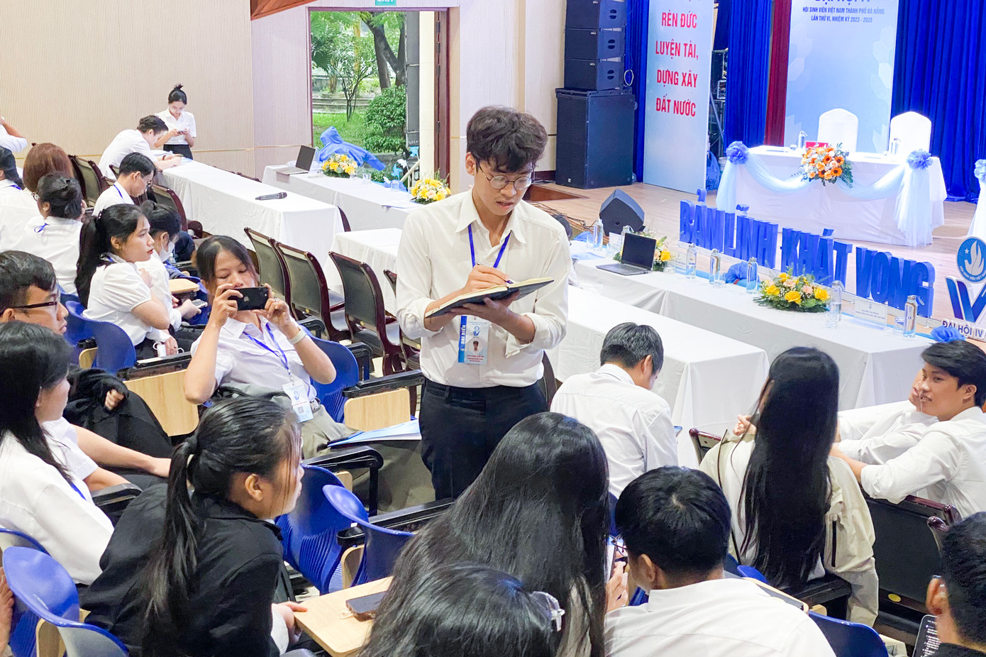 Trong phiên làm việc đầu tiên, 250 đại biểu chia thành 3 tổ thảo luận về các nhóm vấn đề thiết thân đến sinh viên. Trong phiên làm việc đầu tiên, 250 đại biểu chia thành 3 tổ thảo luận về các nhóm vấn đề thiết thân đến sinh viên.