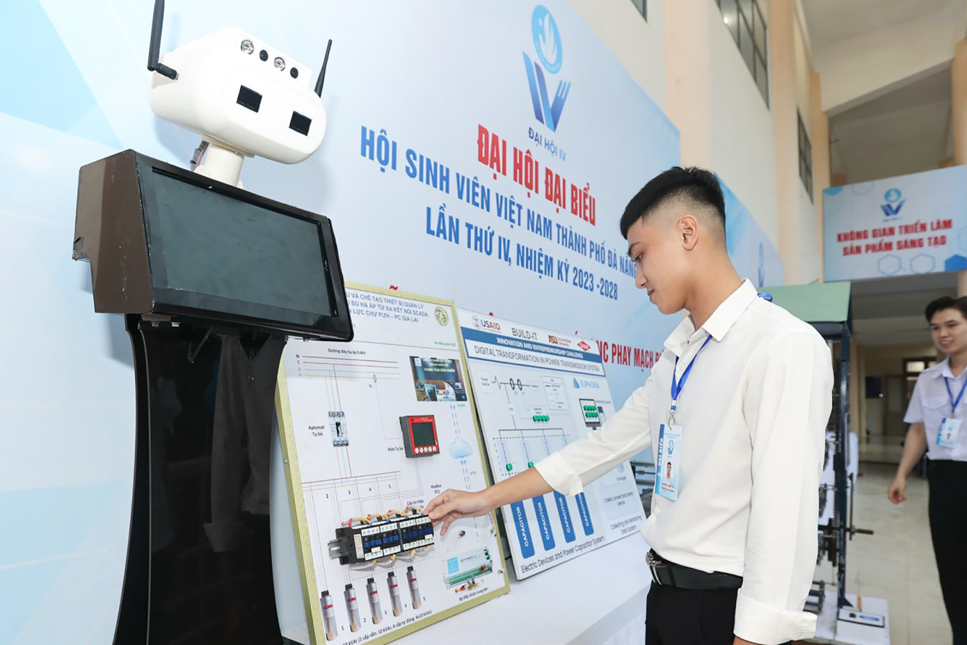 Trong khuôn khổ Đại hội, đại biểu và sinh viên được tham gia trải nghiệm không gian Triển lãm sản phẩm sáng tạo trong sinh viên TP. Đà Nẵng, năm 2023. Trong khuôn khổ Đại hội, đại biểu và sinh viên được tham gia trải nghiệm không gian Triển lãm sản phẩm sáng tạo trong sinh viên TP. Đà Nẵng, năm 2023.