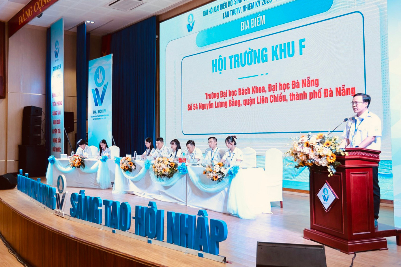 Với khẩu hiệu: “Bản lĩnh – Khát vọng – Sáng tạo – Hội nhập”, Đại hội sẽ thảo luận về phương hướng, mục tiêu, giải pháp cho giai đoạn mới. Với khẩu hiệu: “Bản lĩnh – Khát vọng – Sáng tạo – Hội nhập”, Đại hội sẽ thảo luận về phương hướng, mục tiêu, giải pháp cho giai đoạn mới.