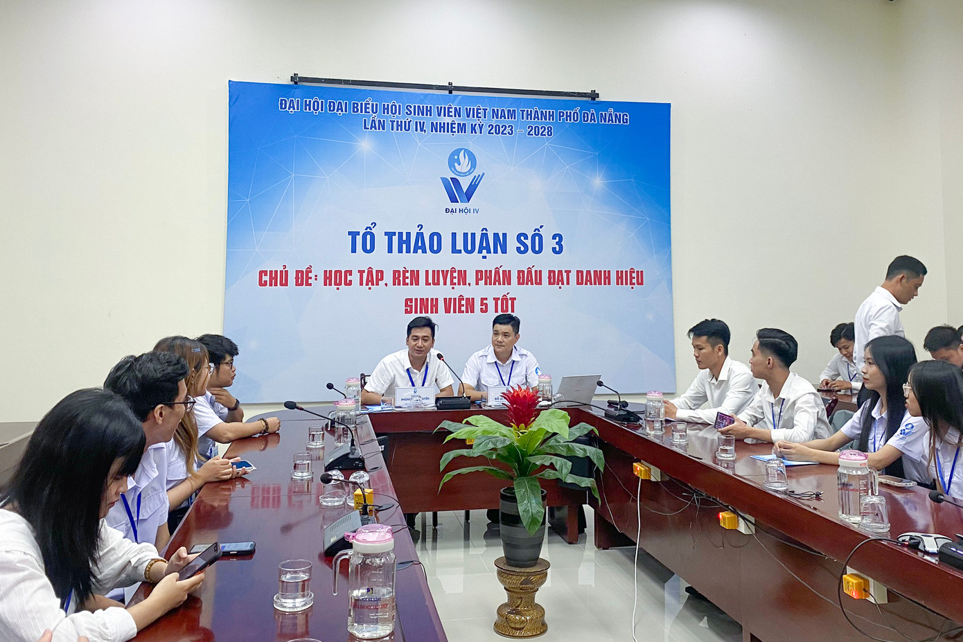 Trong phiên làm việc đầu tiên, 250 đại biểu chia thành 3 tổ thảo luận về các nhóm vấn đề thiết thân đến sinh viên. Trong phiên làm việc đầu tiên, 250 đại biểu chia thành 3 tổ thảo luận về các nhóm vấn đề thiết thân đến sinh viên.