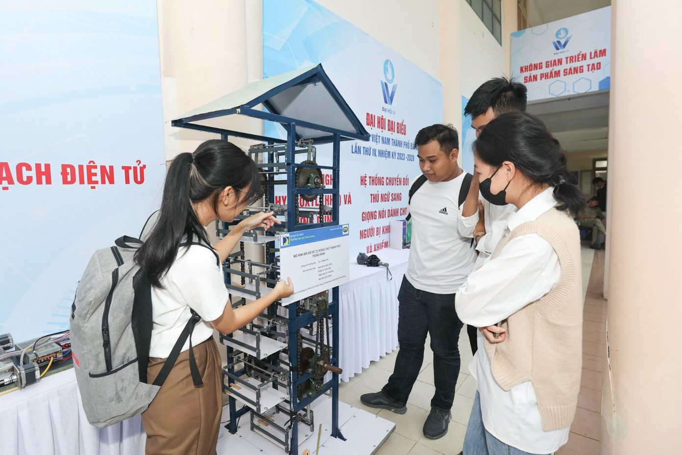 Trong khuôn khổ Đại hội, đại biểu và sinh viên được tham gia trải nghiệm không gian Triển lãm sản phẩm sáng tạo trong sinh viên TP. Đà Nẵng, năm 2023. Trong khuôn khổ Đại hội, đại biểu và sinh viên được tham gia trải nghiệm không gian Triển lãm sản phẩm sáng tạo trong sinh viên TP. Đà Nẵng, năm 2023.