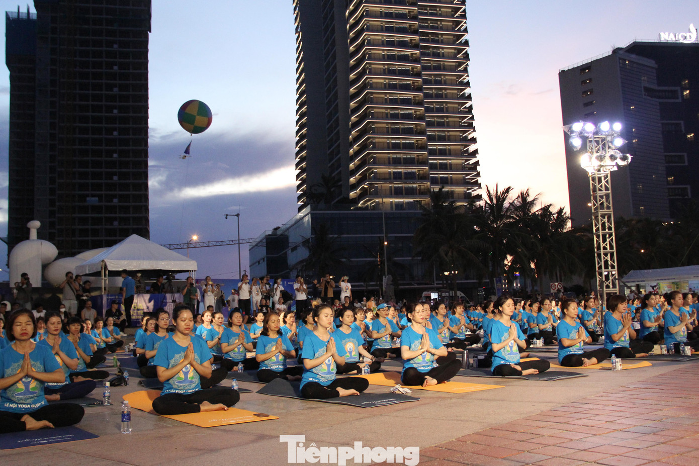 Trong 2 đêm sự kiện, người dân và du khách cũng được chiêm ngưỡng những màn biểu diễn yoga nghệ thuật của các HLV Yoga đến từ Ấn Độ, các trung tâm, CLB yoga trên địa bàn…