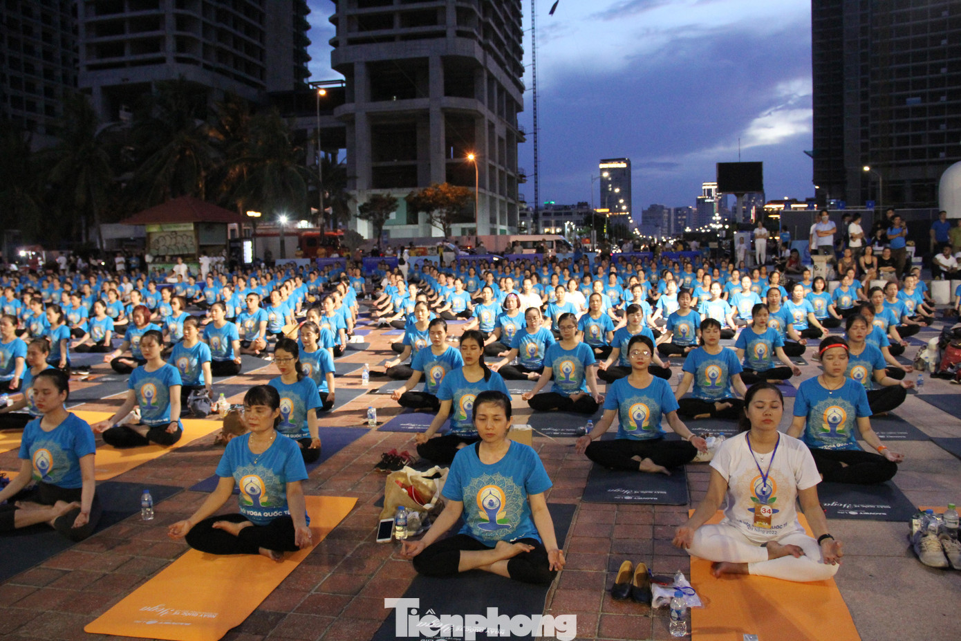 Hơn 1.500 người yêu thích yoga ở Đà Nẵng đã cùng thực hiện bài đồng diễn Chào mặt trời để lan tỏa thông điệp sống khỏe, sống tích cực và chủ động đến cộng đồng.