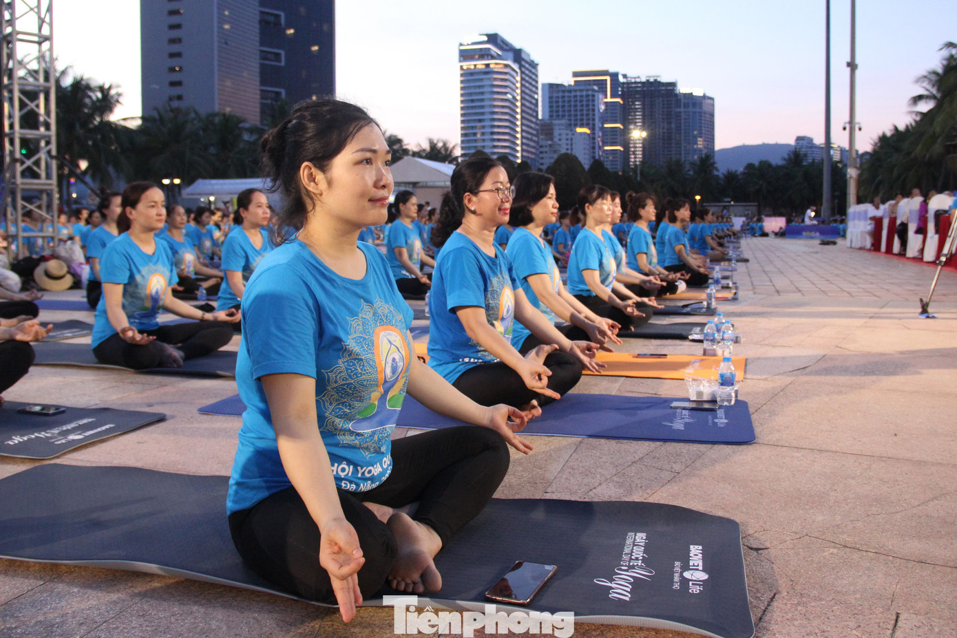 Từ ngày 2/6 đến ngày 17/6, BTC cũng phát động cuộc thi online “Yoga tranh thủ” dành cho cộng đồng yêu thích Yoga. Những người tham gia có thể chụp, quay clip đang tranh thủ tập yoga lúc làm việc, đi siêu thị, đi xe buýt, nấu ăn… và đăng tải lên facebook cá nhân với hashtag của chương trình để lan tỏa tới cộng đồng.