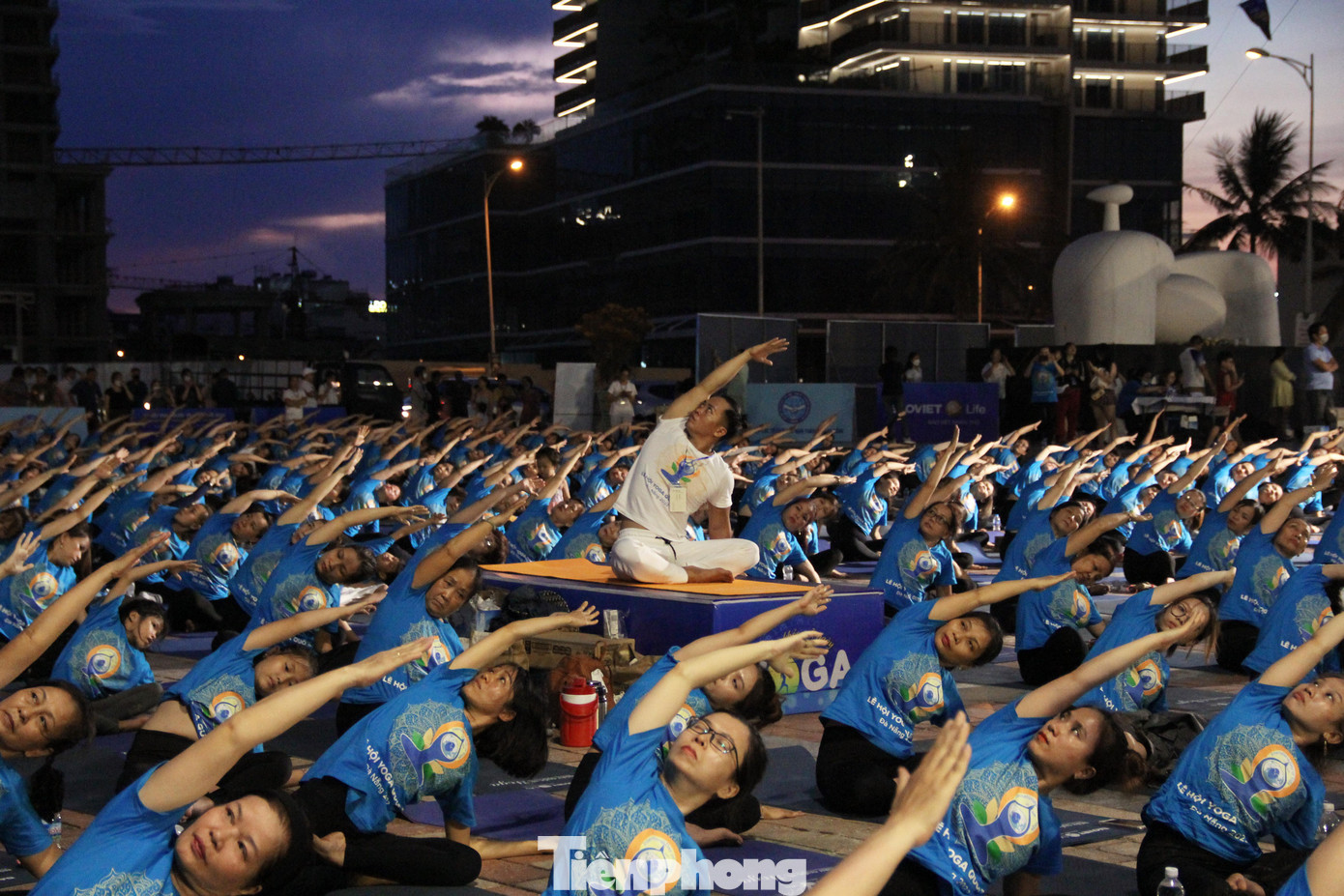 Ngoài ra, xuyên suốt lễ hội, tại khu vực công viên Biển Đông, BTC cũng bố trí 20 gian hàng giới thiệu các sản phẩm yoga như thảm tập, quần áo tập, dụng cụ, điểm trưng bày của các trung tâm yoga… để những người yêu thích yoga có thể kết nối, giao lưu.