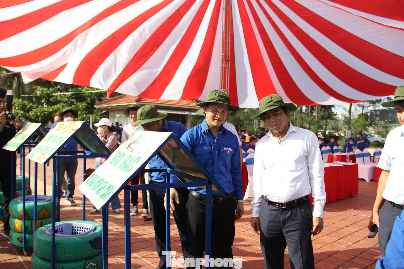 Các thùng rác được tái chế từ rác thải được triển khai trên địa bàn quận Liên Chiểu. Ảnh: Giang Thanh