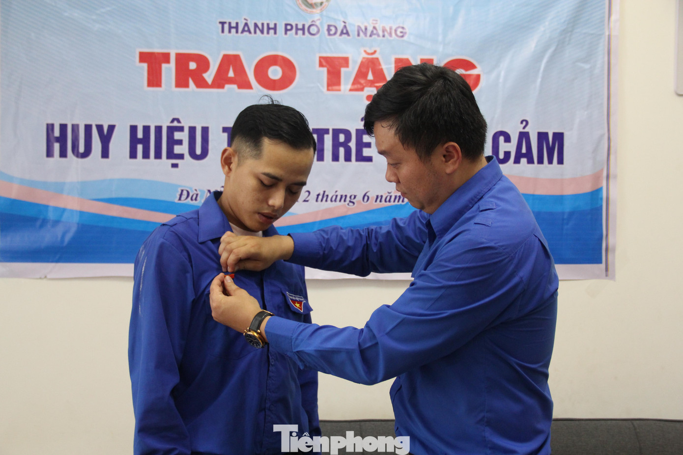Anh Lê Công Hùng, Phó Bí thư Thành Đoàn Đà Nẵng trao tặng "Tuổi trẻ dũng cảm" cho đoàn viên Phan Thanh Phú vì dũng cảm cứu người đuối nước. Ảnh: Giang Thanh Anh Lê Công Hùng, Phó Bí thư Thành Đoàn Đà Nẵng trao tặng "Tuổi trẻ dũng cảm" cho đoàn viên Phan Thanh Phú vì dũng cảm cứu người đuối nước. Ảnh: Giang Thanh