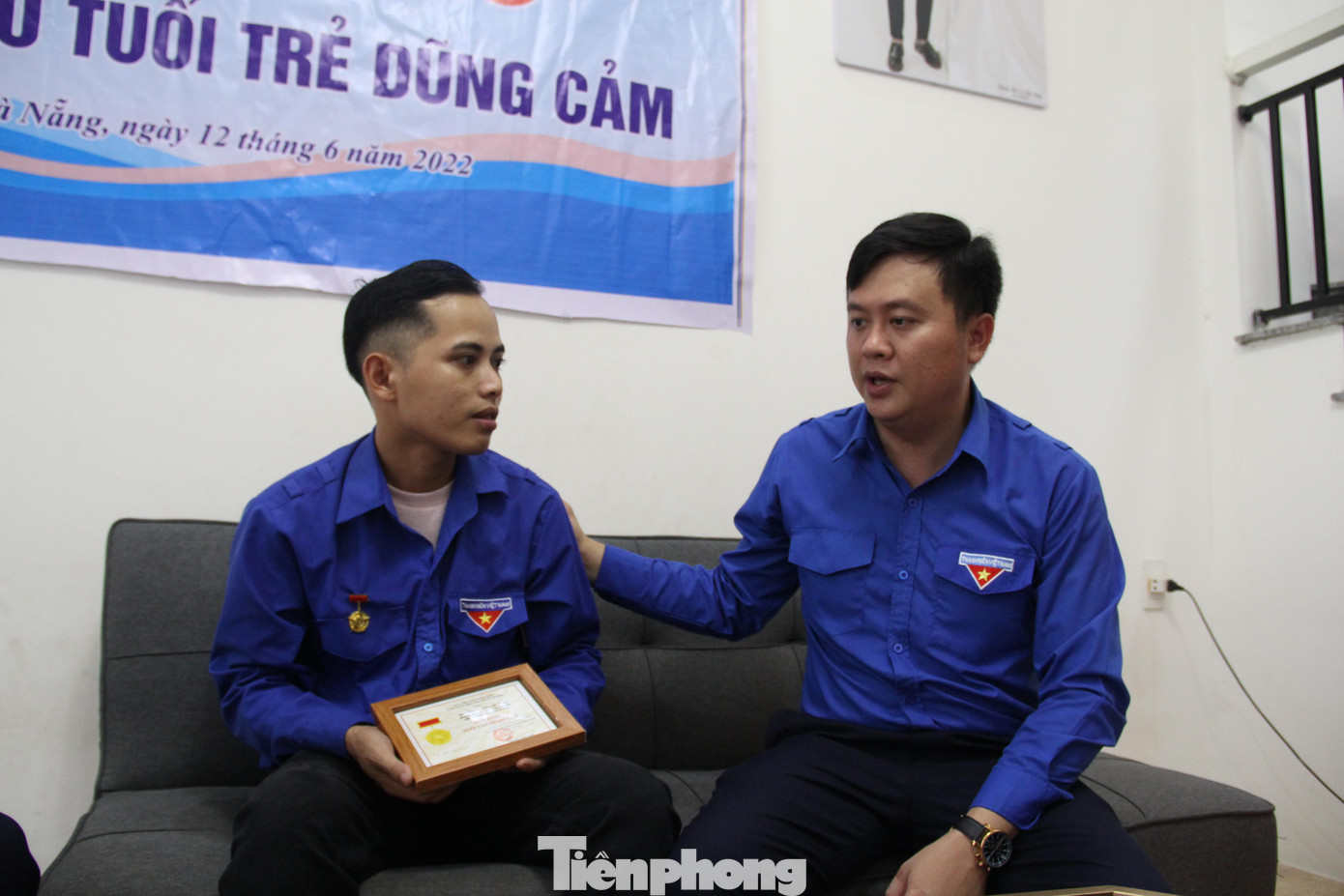 Phú kể lại giây phút lao ra vùng nước xoáy để cứu người. Ảnh: Giang Thanh Phú kể lại giây phút lao ra vùng nước xoáy để cứu người. Ảnh: Giang Thanh