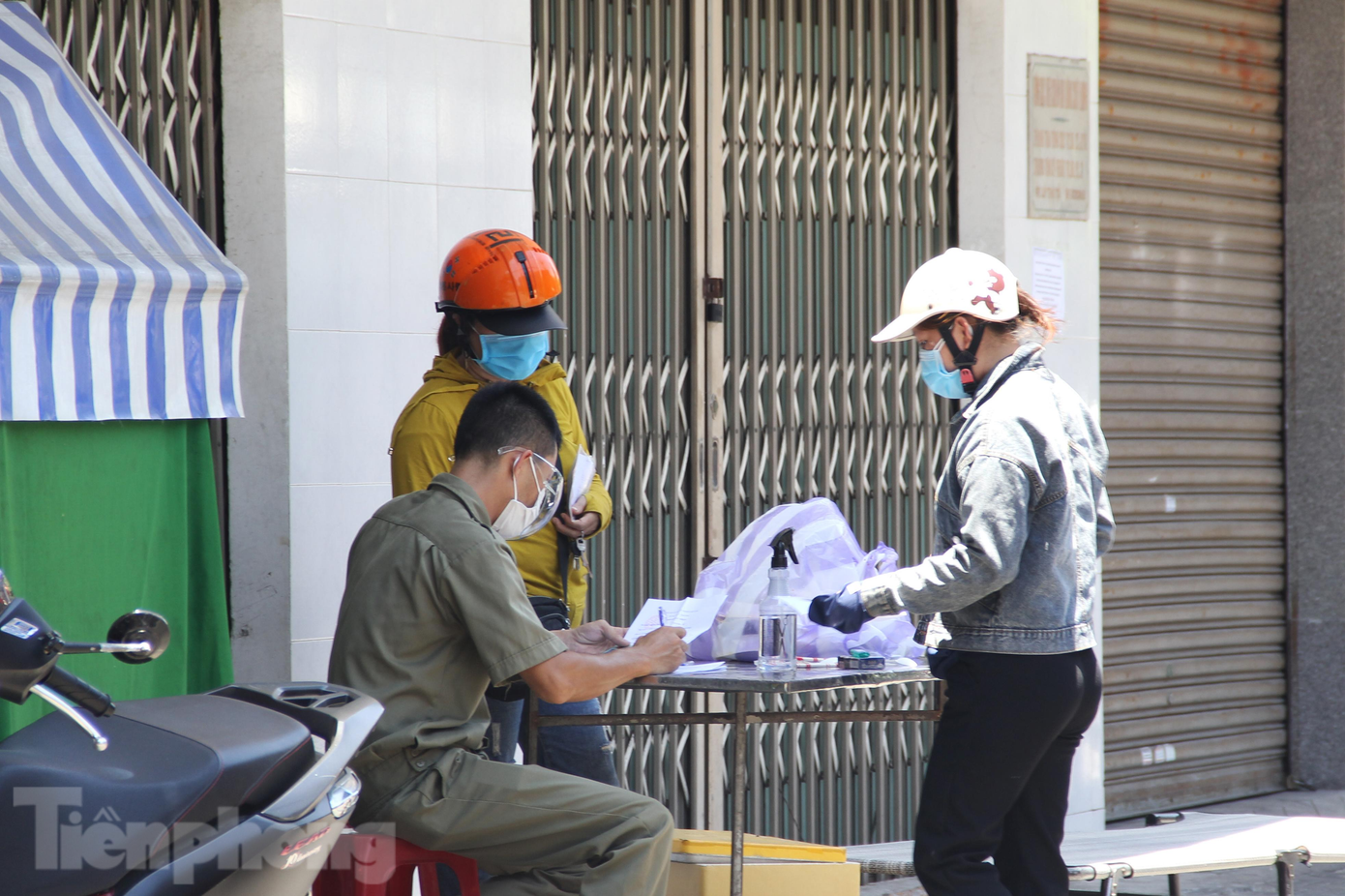 Người dân ở trong khu vực này muốn ra ngoài đến các phường khác đều phải khai báo và viết cam kết phòng dịch. Người dân ở trong khu vực này muốn ra ngoài đến các phường khác đều phải khai báo và viết cam kết phòng dịch.