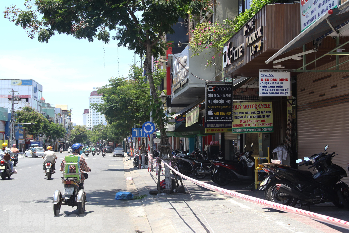 Từ 0h ngày 17/7, Đà Nẵng tiến hành giãn cách xã hội 4 phường trên địa bàn gồm: Thạc Gián (quận Thanh Khê); Hòa An, An Khê (quận Cẩm Lệ) và Hòa Khánh Bắc (quận Liên Chiểu) để phòng chống dịch COVID-19 sau khi liên tục ghi nhận các chùm ca mắc ở các khu vực này. Ảnh: Giang Thanh Từ 0h ngày 17/7, Đà Nẵng tiến hành giãn cách xã hội 4 phường trên địa bàn gồm: Thạc Gián (quận Thanh Khê); Hòa An, An Khê (quận Cẩm Lệ) và Hòa Khánh Bắc (quận Liên Chiểu) để phòng chống dịch COVID-19 sau khi liên tục ghi nhận các chùm ca mắc ở các khu vực này. Ảnh: Giang Thanh