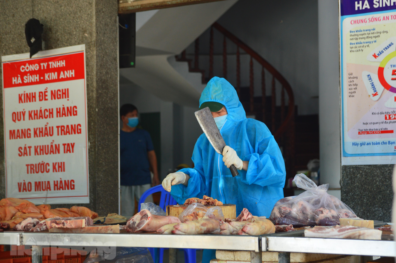 Để đảm bảo an toàn, nhiều người dân cũng đứng từ xa để đặt hàng, sau khi nhân viên chặt, cắt thịt xong mới vào quầy để lấy. Để đảm bảo an toàn, nhiều người dân cũng đứng từ xa để đặt hàng, sau khi nhân viên chặt, cắt thịt xong mới vào quầy để lấy.