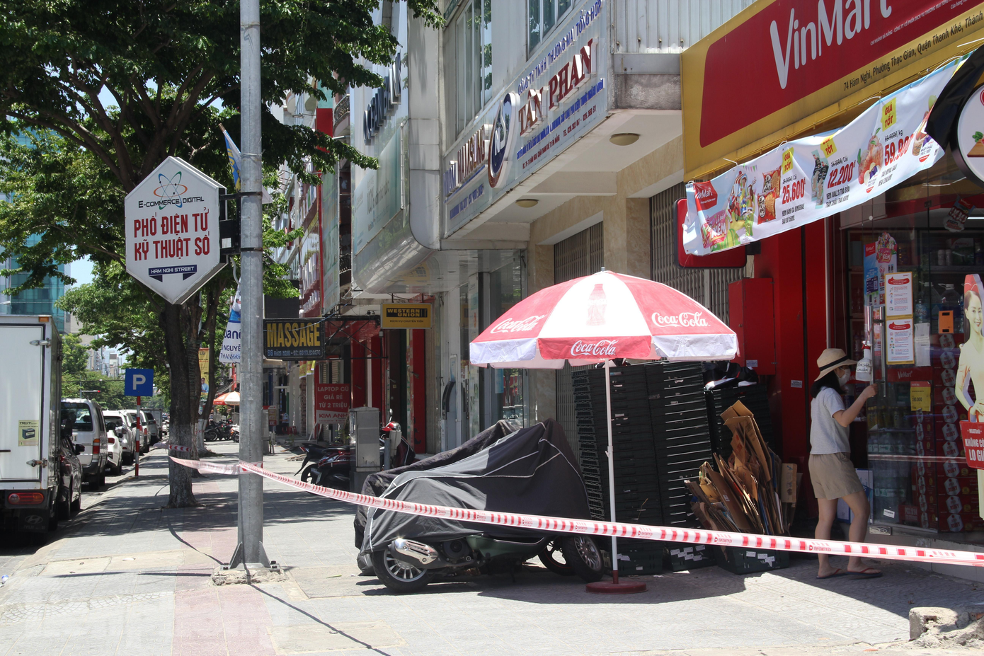 Các cửa hàng trên địa bàn 4 phường đều đóng cửa kín mít. Một nửa phố điện tử kỹ thuật số đường Hàm Nghi nằm trên địa phận phường Thạc Gián im lìm. Theo Chỉ thị 16, các cửa hàng kinh doanh không thiết yếu đều tạm dừng, chỉ có siêu thị, cửa hàng thực phẩm, cửa hàng tiện lợi, nhà thuốc... được phép hoạt động. Các cửa hàng trên địa bàn 4 phường đều đóng cửa kín mít. Một nửa phố điện tử kỹ thuật số đường Hàm Nghi nằm trên địa phận phường Thạc Gián im lìm. Theo Chỉ thị 16, các cửa hàng kinh doanh không thiết yếu đều tạm dừng, chỉ có siêu thị, cửa hàng thực phẩm, cửa hàng tiện lợi, nhà thuốc... được phép hoạt động.