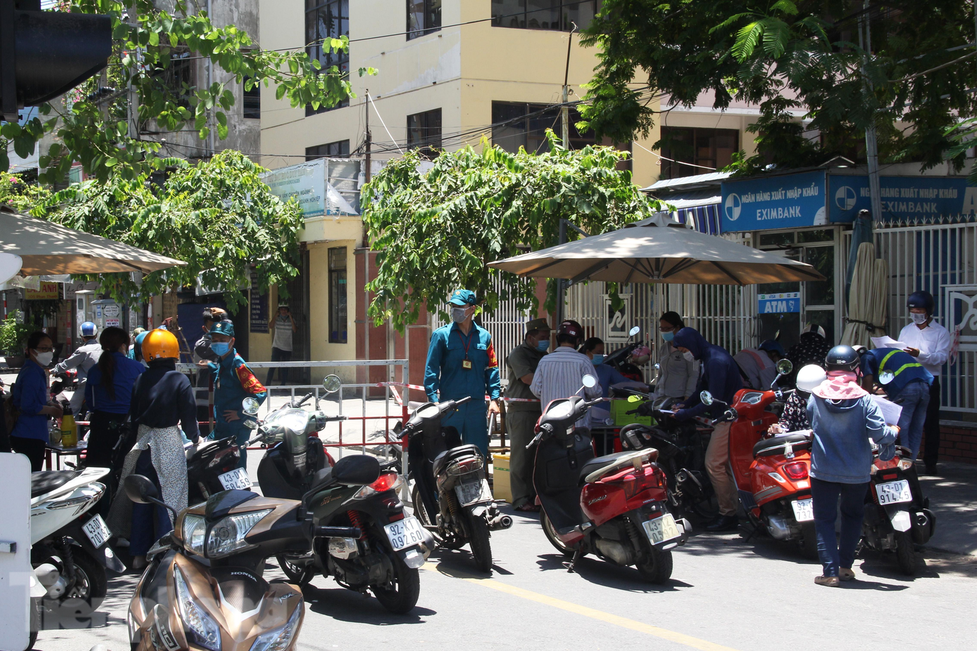 Tại khu vực đường Đỗ Quang (phường Thạc Gián, quận Thanh Khê), lực lượng chức năng bố trí chốt kiểm soát. Những người ra vào khu vực này đều được yêu cầu viết cam kết phòng, chống dịch COVID-19. Thời điểm 12h trưa, điểm chốt này khá đông do người dân đi làm về dừng lại viết cam kết. Tại khu vực đường Đỗ Quang (phường Thạc Gián, quận Thanh Khê), lực lượng chức năng bố trí chốt kiểm soát. Những người ra vào khu vực này đều được yêu cầu viết cam kết phòng, chống dịch COVID-19. Thời điểm 12h trưa, điểm chốt này khá đông do người dân đi làm về dừng lại viết cam kết.