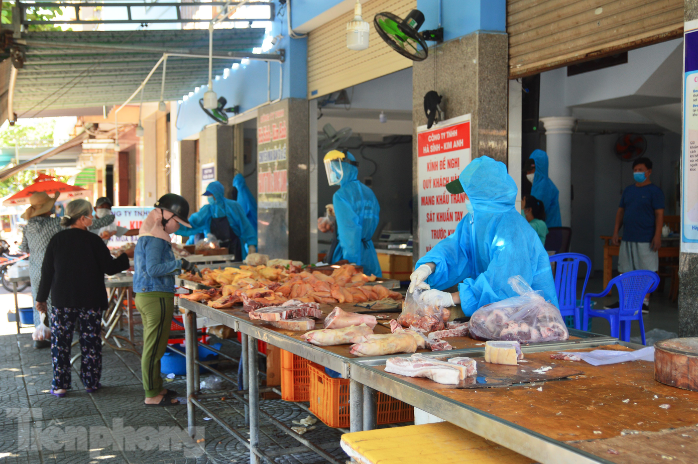 Tại một cửa hàng chuyên doanh thịt và hải sản trên đường Nguyễn Đình Trọng (khu vực chợ Hòa Khánh, phường Hòa Khánh Bắc, quận Liên Chiểu), toàn bộ nhân viên đều được trang bị bảo hộ, đội mũ chắn giọt bắn để bán hàng. Tại một cửa hàng chuyên doanh thịt và hải sản trên đường Nguyễn Đình Trọng (khu vực chợ Hòa Khánh, phường Hòa Khánh Bắc, quận Liên Chiểu), toàn bộ nhân viên đều được trang bị bảo hộ, đội mũ chắn giọt bắn để bán hàng.
