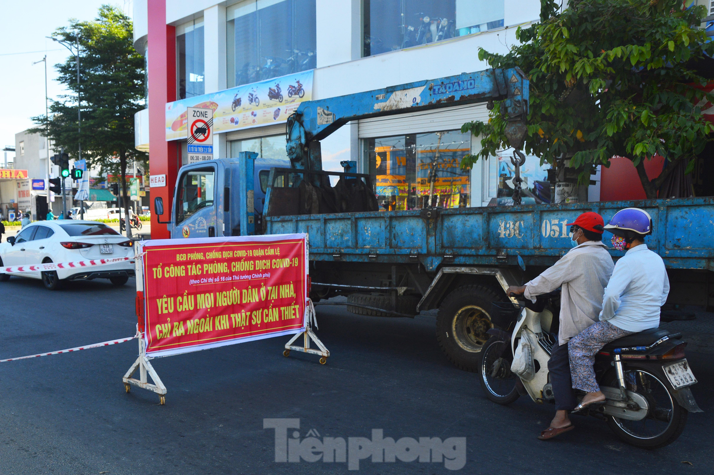 Sáng 17/7, tại các tuyến đường trên địa bàn 4 phường, các chốt kiểm soát đã được thiết lập để hạn chế người dân ra, vào khu vực đang thực hiện giãn cách xã hội theo Chỉ thị 16. Sáng 17/7, tại các tuyến đường trên địa bàn 4 phường, các chốt kiểm soát đã được thiết lập để hạn chế người dân ra, vào khu vực đang thực hiện giãn cách xã hội theo Chỉ thị 16.