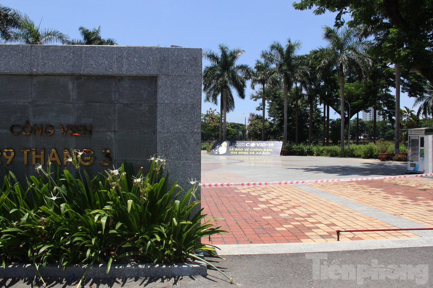 Công viên 29/3 đìu hiu sau khi phường Thạc Gián áp dụng giãn cách theo Chỉ thị 16. Lực lượng chức năng đã giăng dây cảnh báo, cấm người dân tập trung đi bộ, tập thể dục, thể thao... trong khu vực công viên, tuân thủ nghiêm Chỉ thị 16. Công viên 29/3 đìu hiu sau khi phường Thạc Gián áp dụng giãn cách theo Chỉ thị 16. Lực lượng chức năng đã giăng dây cảnh báo, cấm người dân tập trung đi bộ, tập thể dục, thể thao... trong khu vực công viên, tuân thủ nghiêm Chỉ thị 16.