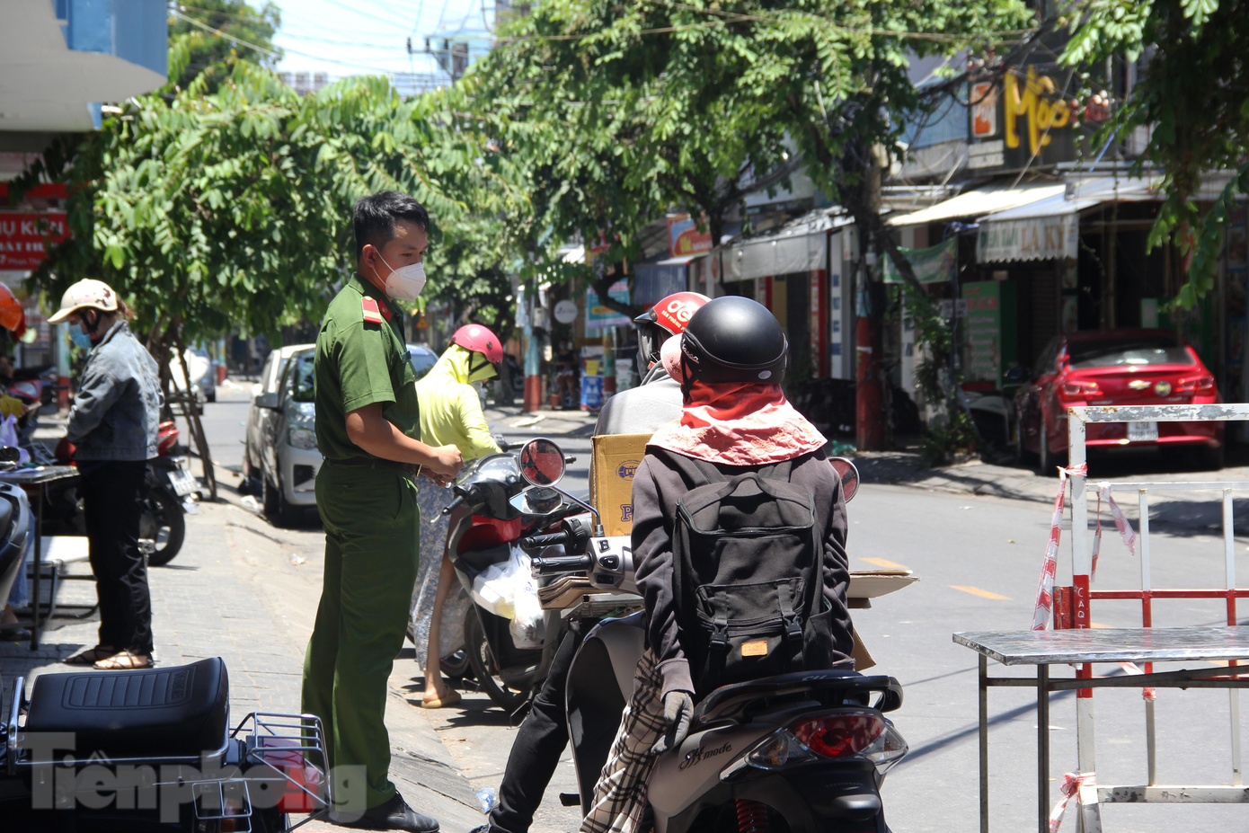 Một chiến sĩ công an trực chốt hướng dẫn người dân ra vào khu vực đang thực hiện giãn cách theo Chỉ thị 16 trên đường Phan Thanh (phường Thạc Gián). Nhiều người dân tỏ ra bỡ ngỡ trong ngày đầu thực hiện Chỉ thị 16 trên địa bàn 4 phường. Một chiến sĩ công an trực chốt hướng dẫn người dân ra vào khu vực đang thực hiện giãn cách theo Chỉ thị 16 trên đường Phan Thanh (phường Thạc Gián). Nhiều người dân tỏ ra bỡ ngỡ trong ngày đầu thực hiện Chỉ thị 16 trên địa bàn 4 phường.