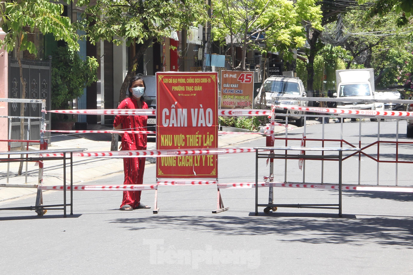 Trên địa bàn phường Thạc Gián có nhiều khu vực cách ly y tế được thiết lập do có các ca nhiễm COVID-19 trong cộng đồng, vì vậy, địa phường này giám sát chặt chẽ việc người dân ra, vào địa bàn. Trên địa bàn phường Thạc Gián có nhiều khu vực cách ly y tế được thiết lập do có các ca nhiễm COVID-19 trong cộng đồng, vì vậy, địa phường này giám sát chặt chẽ việc người dân ra, vào địa bàn.