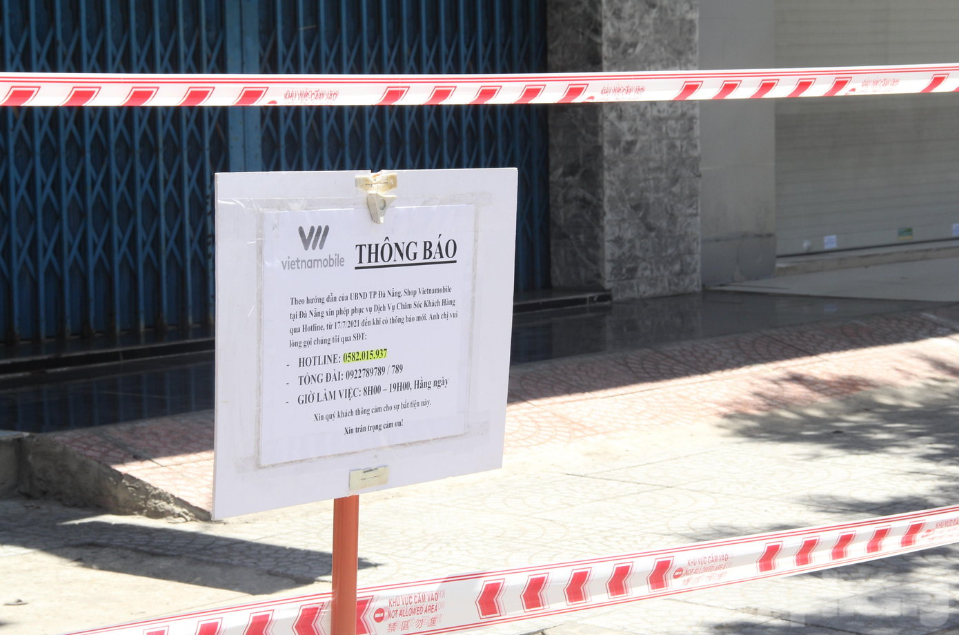 Nhiều cửa hàng treo biển thông báo tạm ngừng kinh doanh theo yêu cầu của Chỉ thị 16 và hướng dẫn khách hàng cách thức liên hệ, giải quyết dịch vụ thông qua tổng đài, hotline... Nhiều cửa hàng treo biển thông báo tạm ngừng kinh doanh theo yêu cầu của Chỉ thị 16 và hướng dẫn khách hàng cách thức liên hệ, giải quyết dịch vụ thông qua tổng đài, hotline...