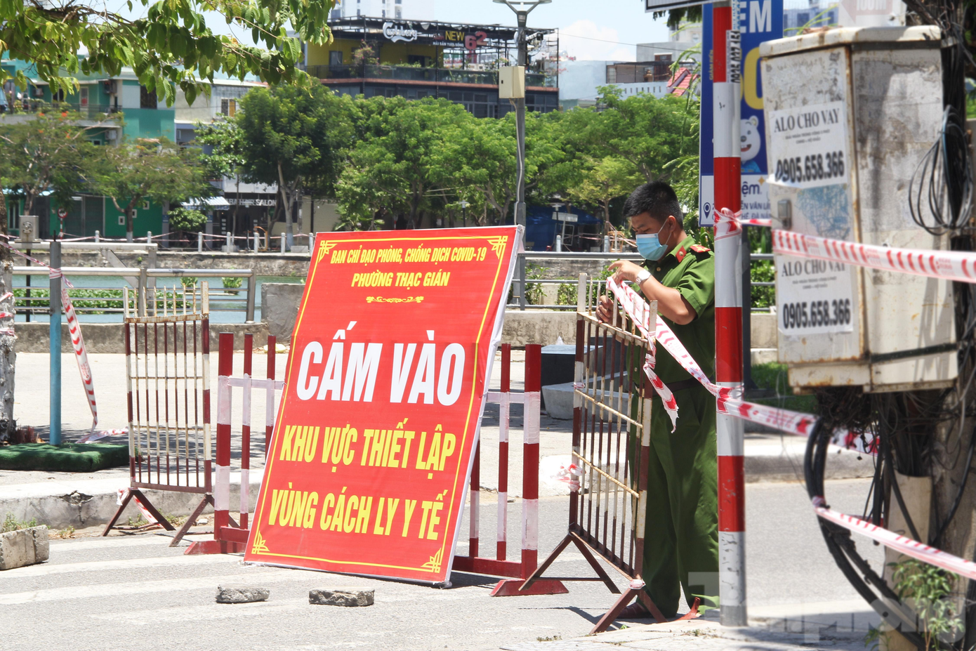 Khu vực đường Tản Đà (bờ hồ Hàm Nghi, phường Thạc Gián) bị phong tỏa cứng vì có chùm ca nhiễm liên quan đến BN 36682. Khu vực đường Tản Đà (bờ hồ Hàm Nghi, phường Thạc Gián) bị phong tỏa cứng vì có chùm ca nhiễm liên quan đến BN 36682.